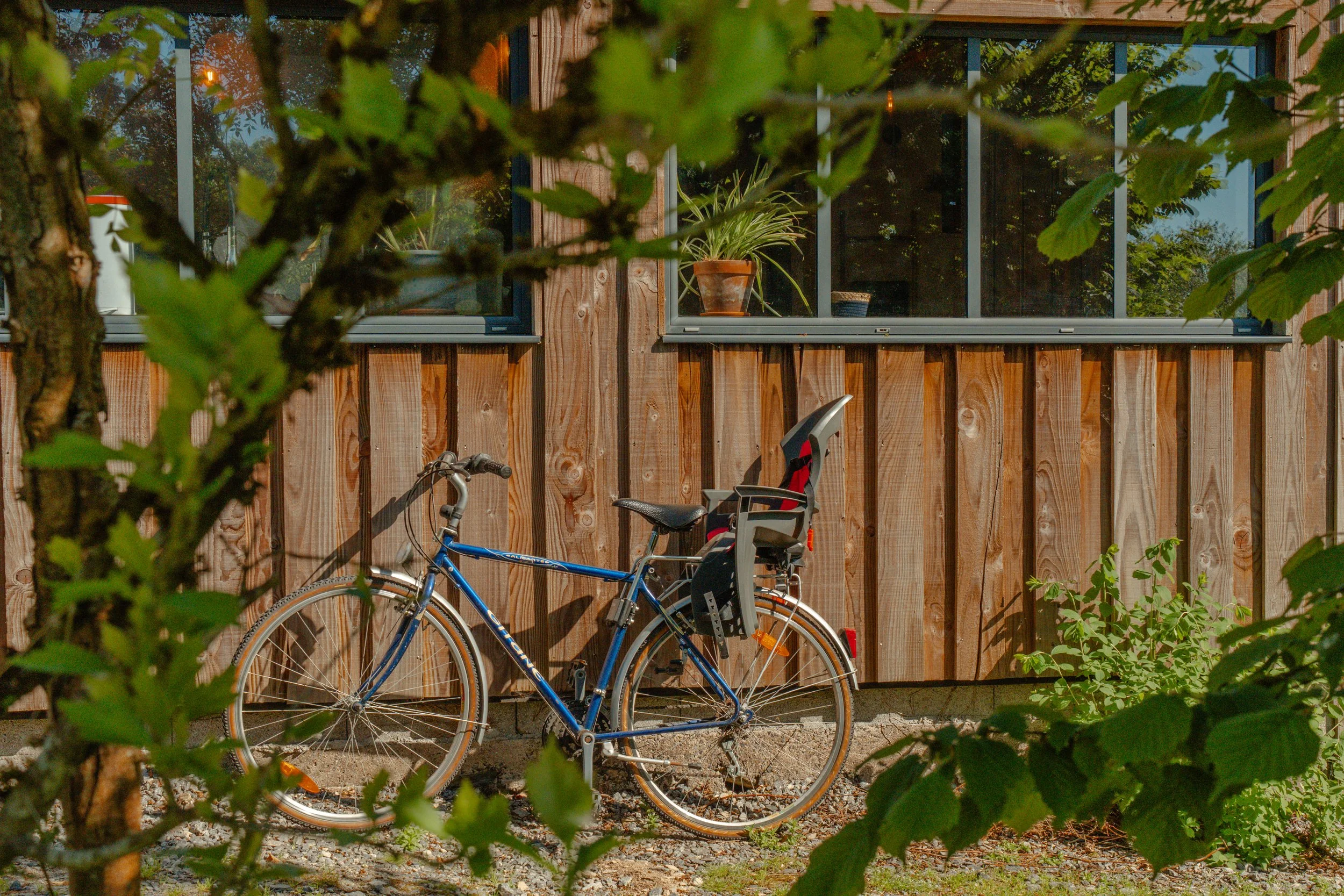 vélo le long de la maison en bois près du canal de nantes à brest
