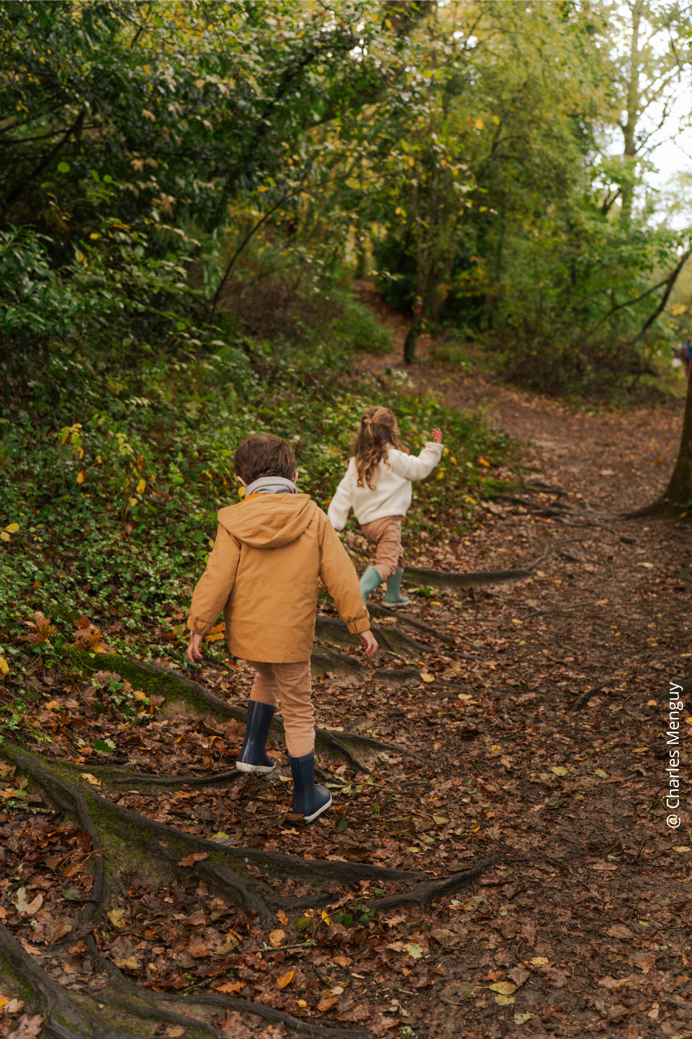 deux enfants qui jouent dans la forêt