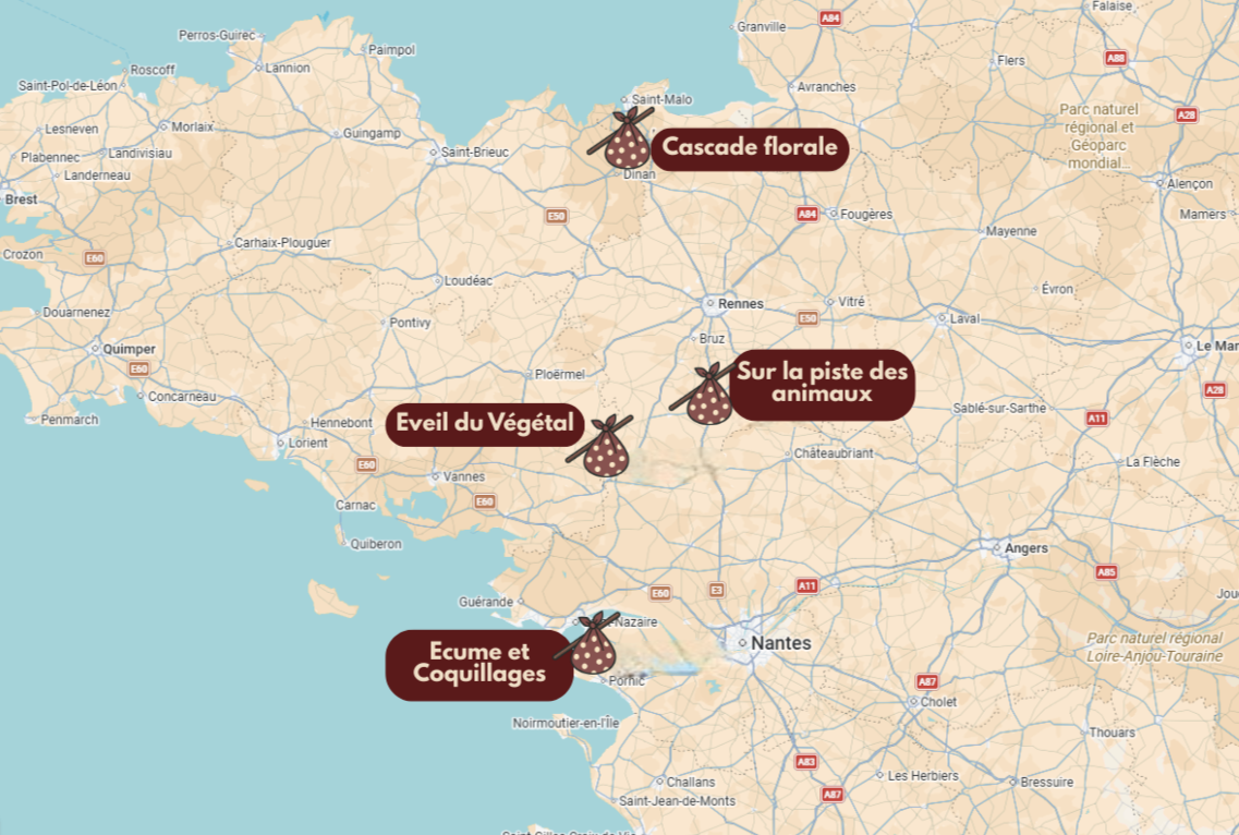 Carte de la Bretagne avec 4 escapades : Cascade florale, Sur la piste des animaux, Eveil du Végétal, Ecume et Coquillages. Chacune représentée par un baluchon.