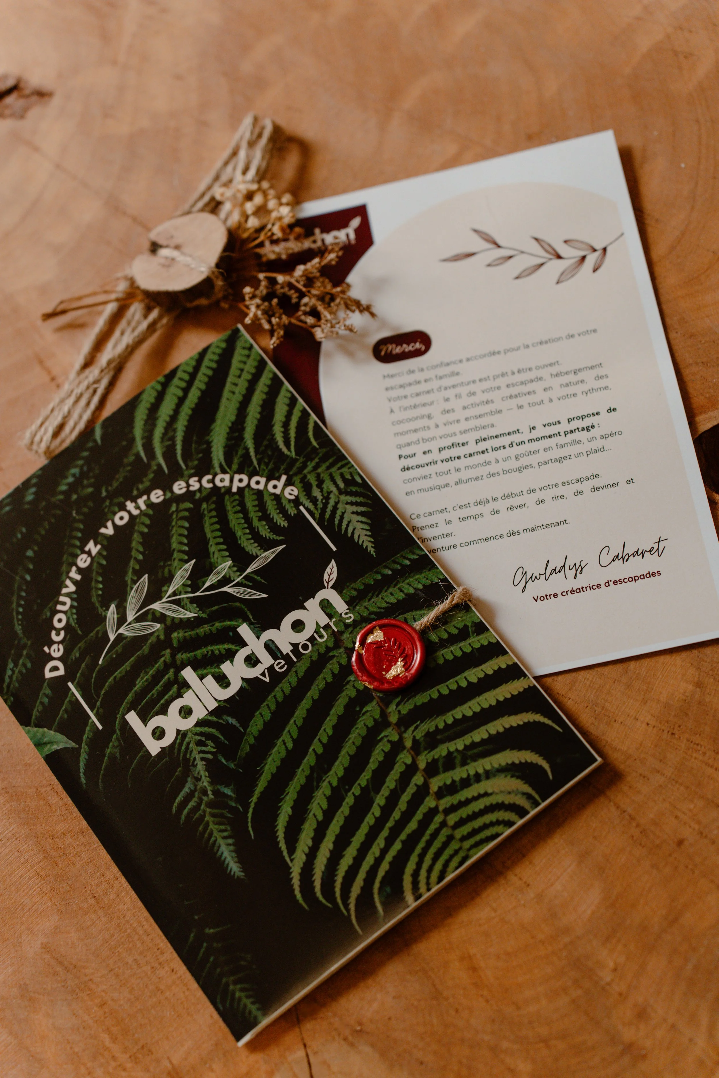 Carnet d'aventure prêt à l'envoi, accompagné d'une lettre signée par Gwladys Cabaret.