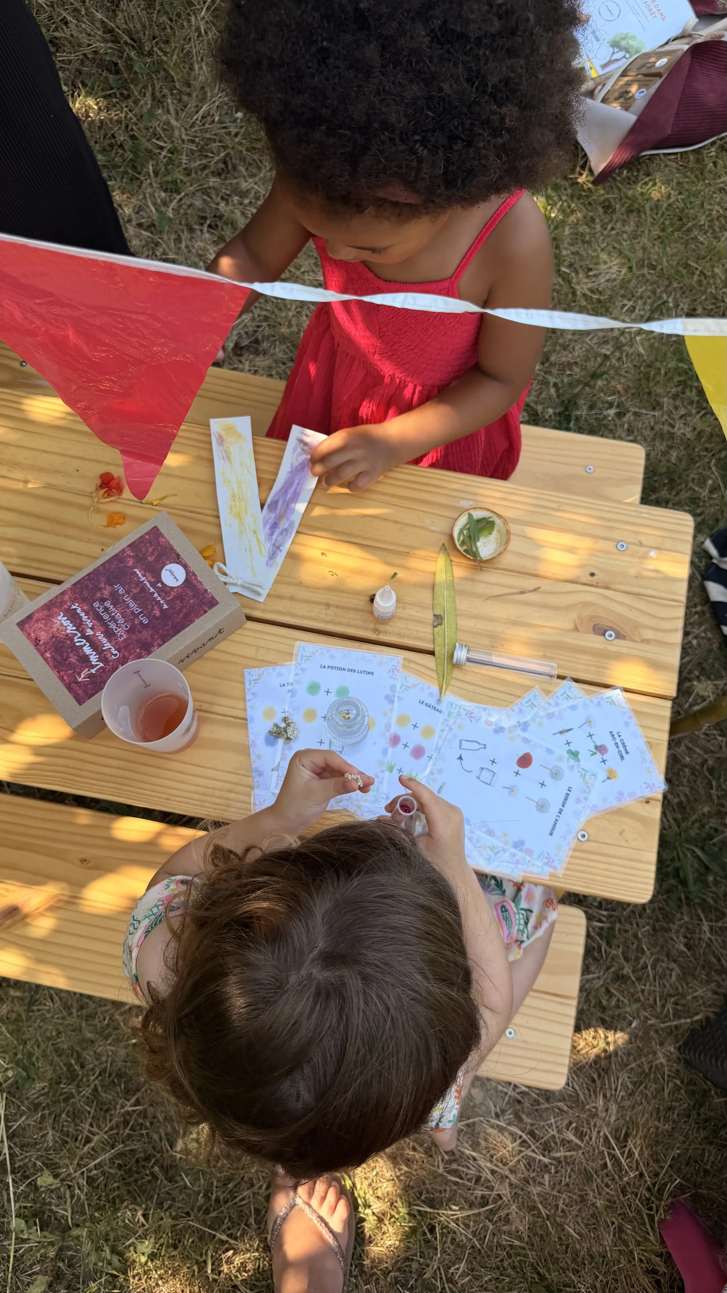 enfants qui font activités créatives en nature dans le jardin.