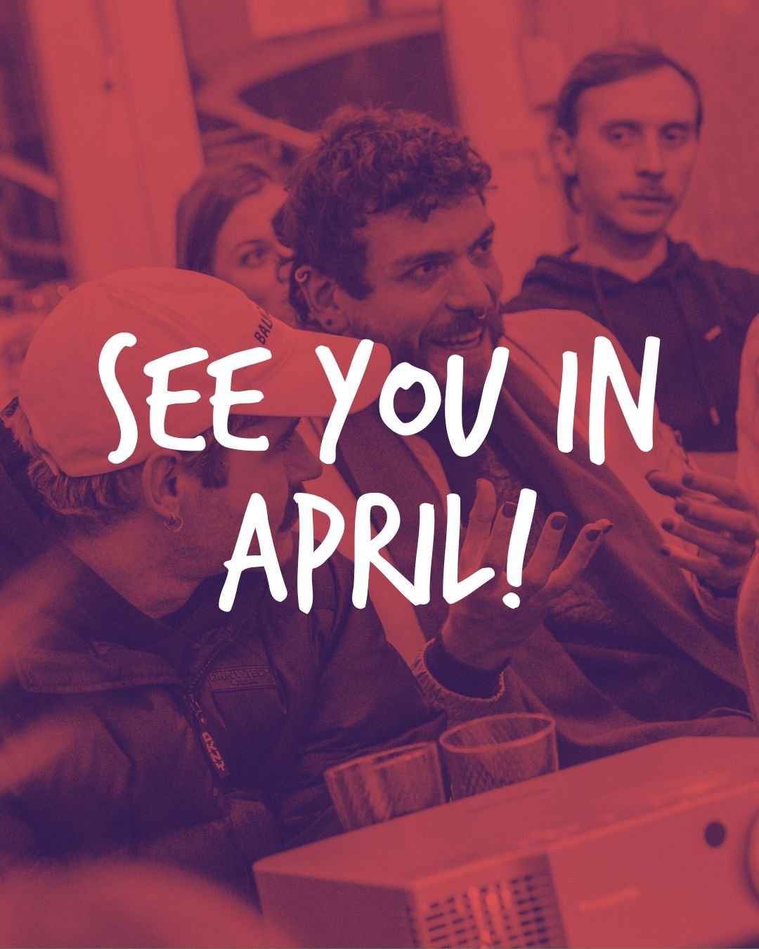 Menschen sitzen in einer gemütlichen Umgebung, der Text auf dem Bild lautet 'See you in April!'.
