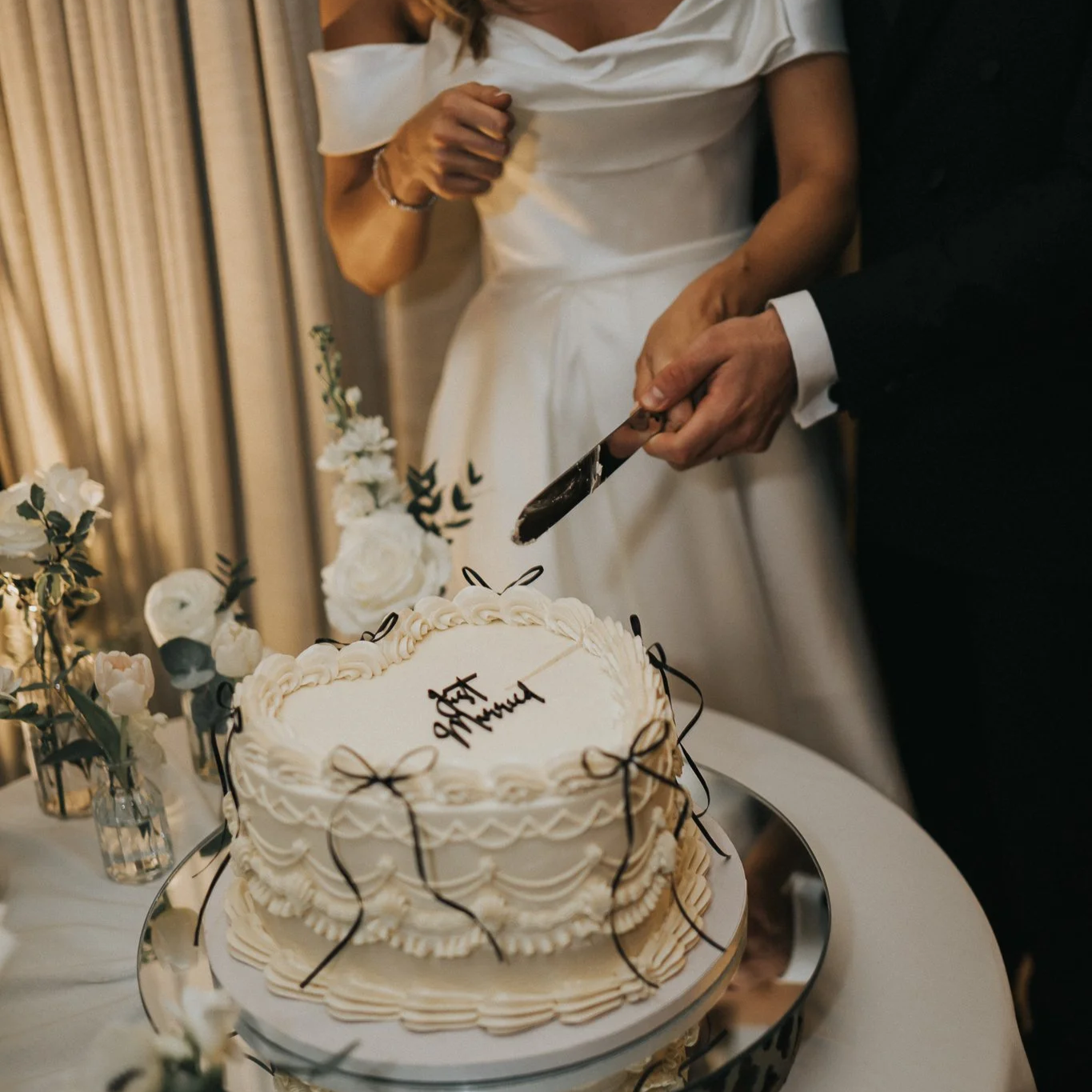 Heart cake, just married, black bows