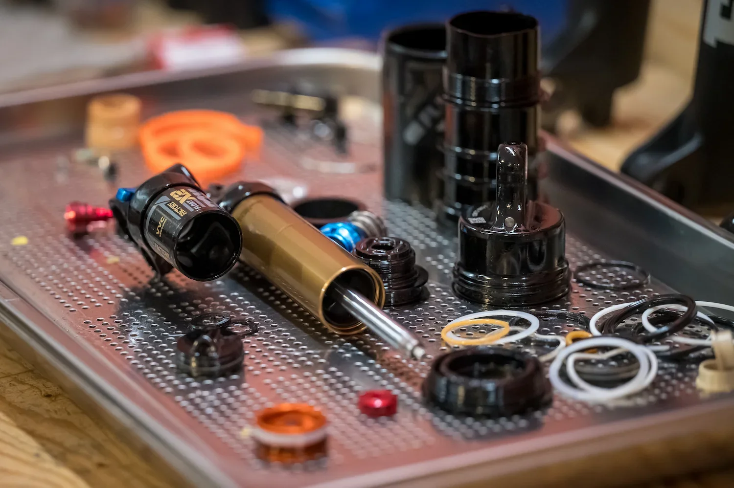 Fox Float X demper tijdens volledige rebuild met originele onderdelen bij Mark Your Ride