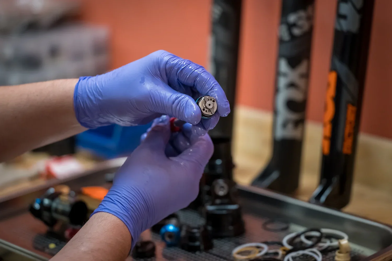 Fox 36 voorvork net geopend voor inspectie en afstelling op rijstijl – werkbank Mark Your Ride