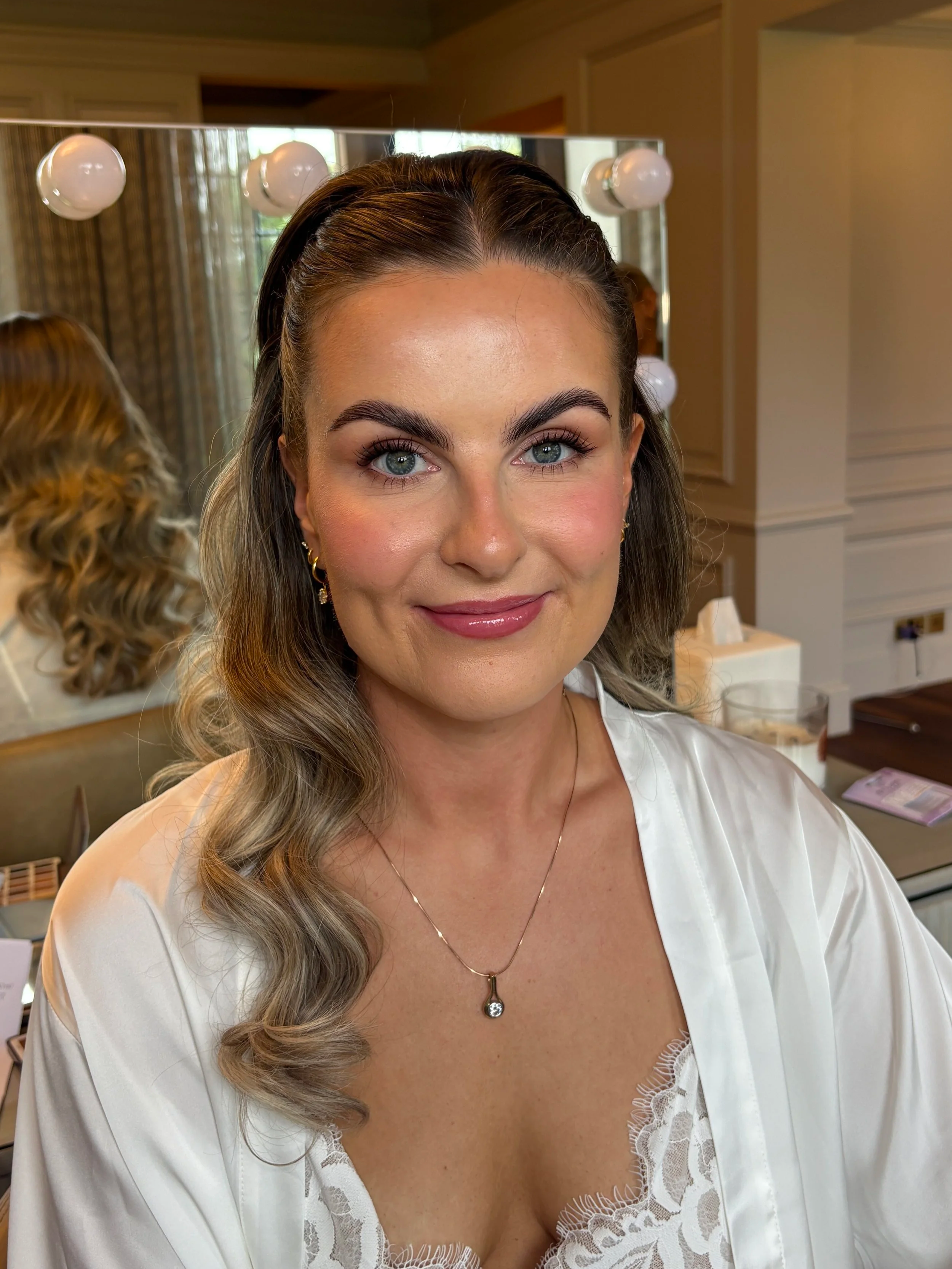 Natural glam bridal makeup on brunette bride with blue eyes 