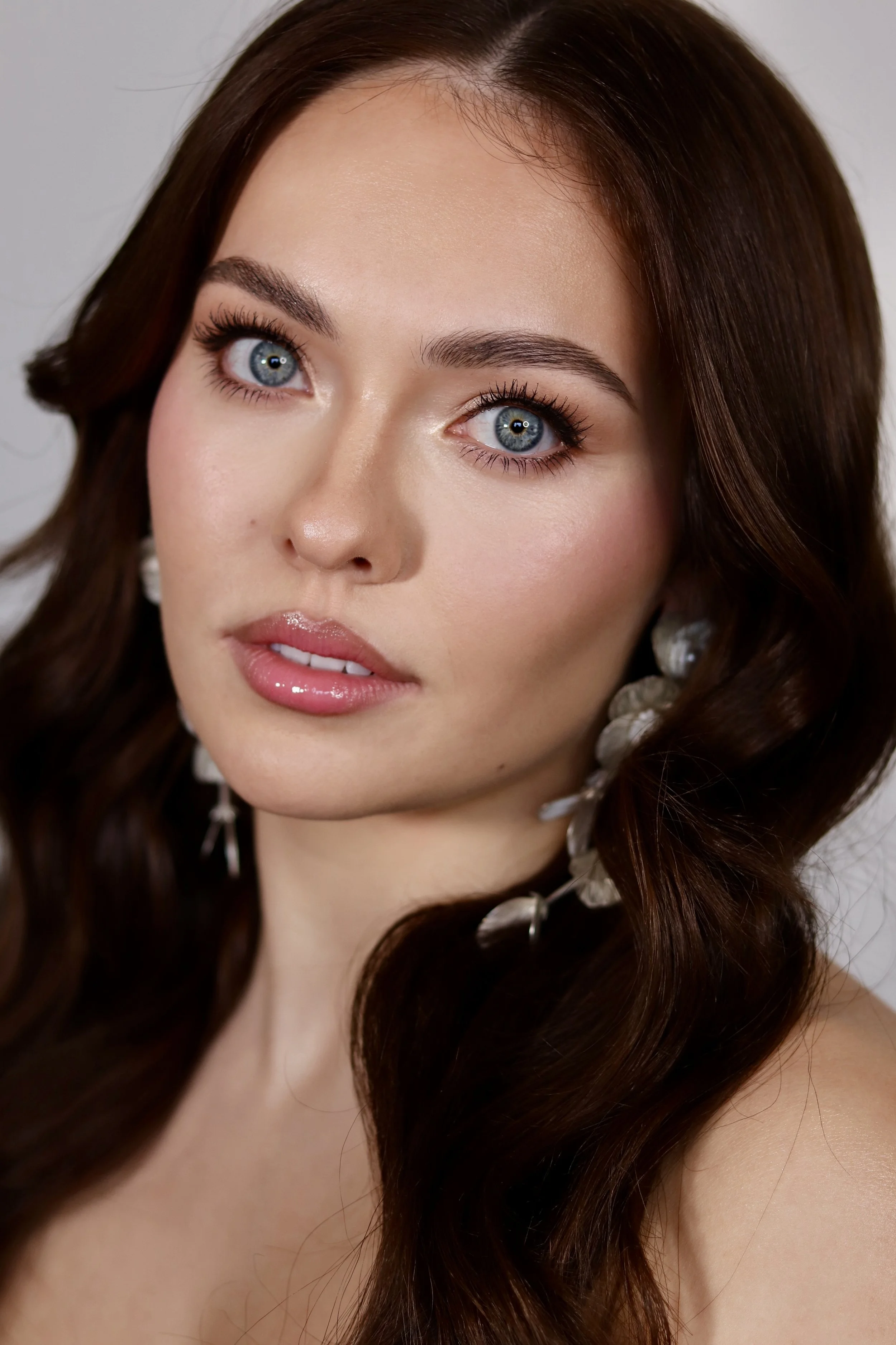 natural glam bridal makeup on brunette bride with blue eyes and pink lip