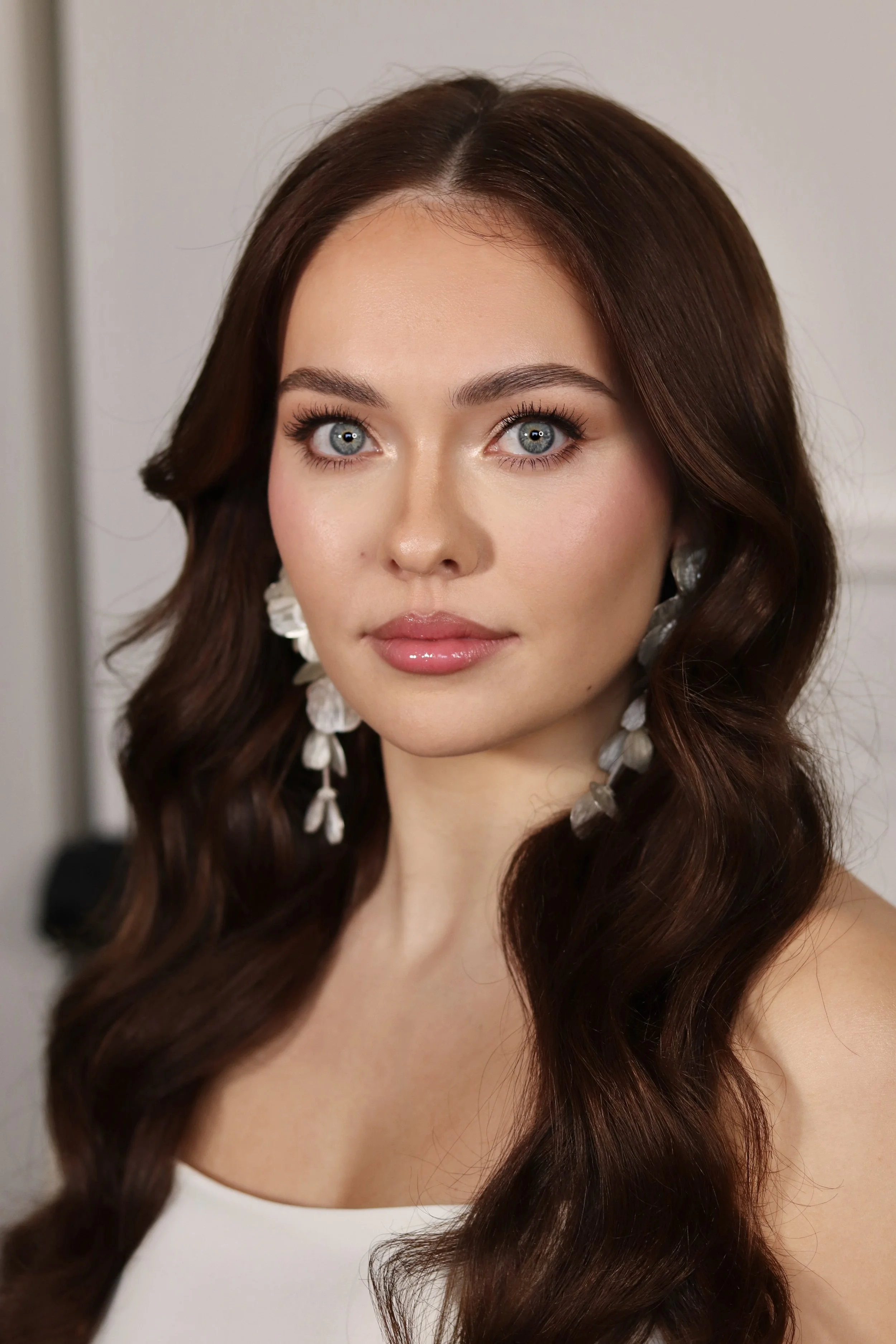 głowy bridal makeup on dark haired bride with a natural glam look