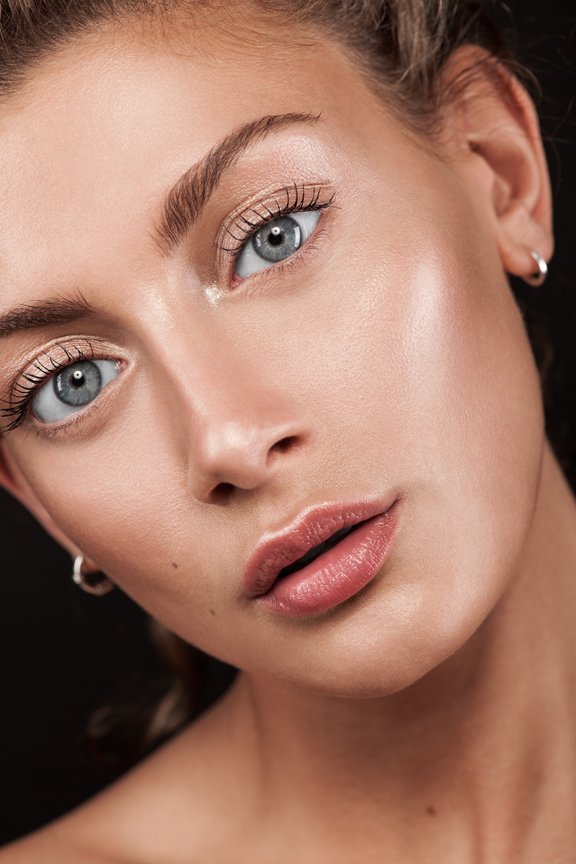 one to one makeup lesson in wolverhampton teaching how to do your base makeup, learn how to get glowing skin for your wedding day