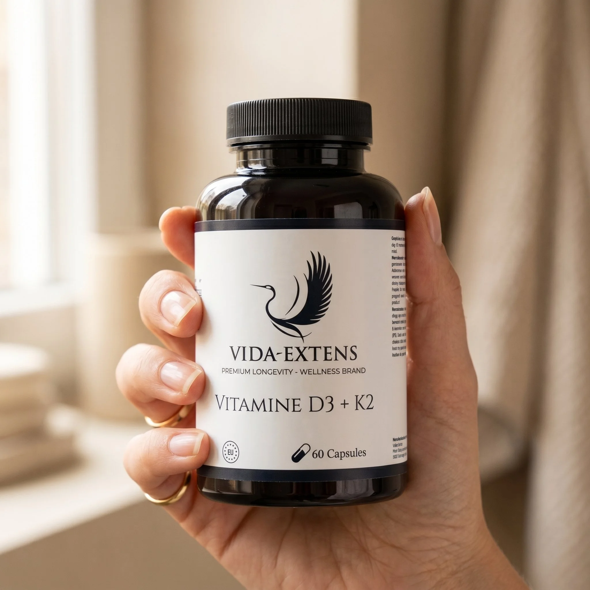 Persoon houdt een fles supplement met een zwart etiket en afbeelding van een zwaan.