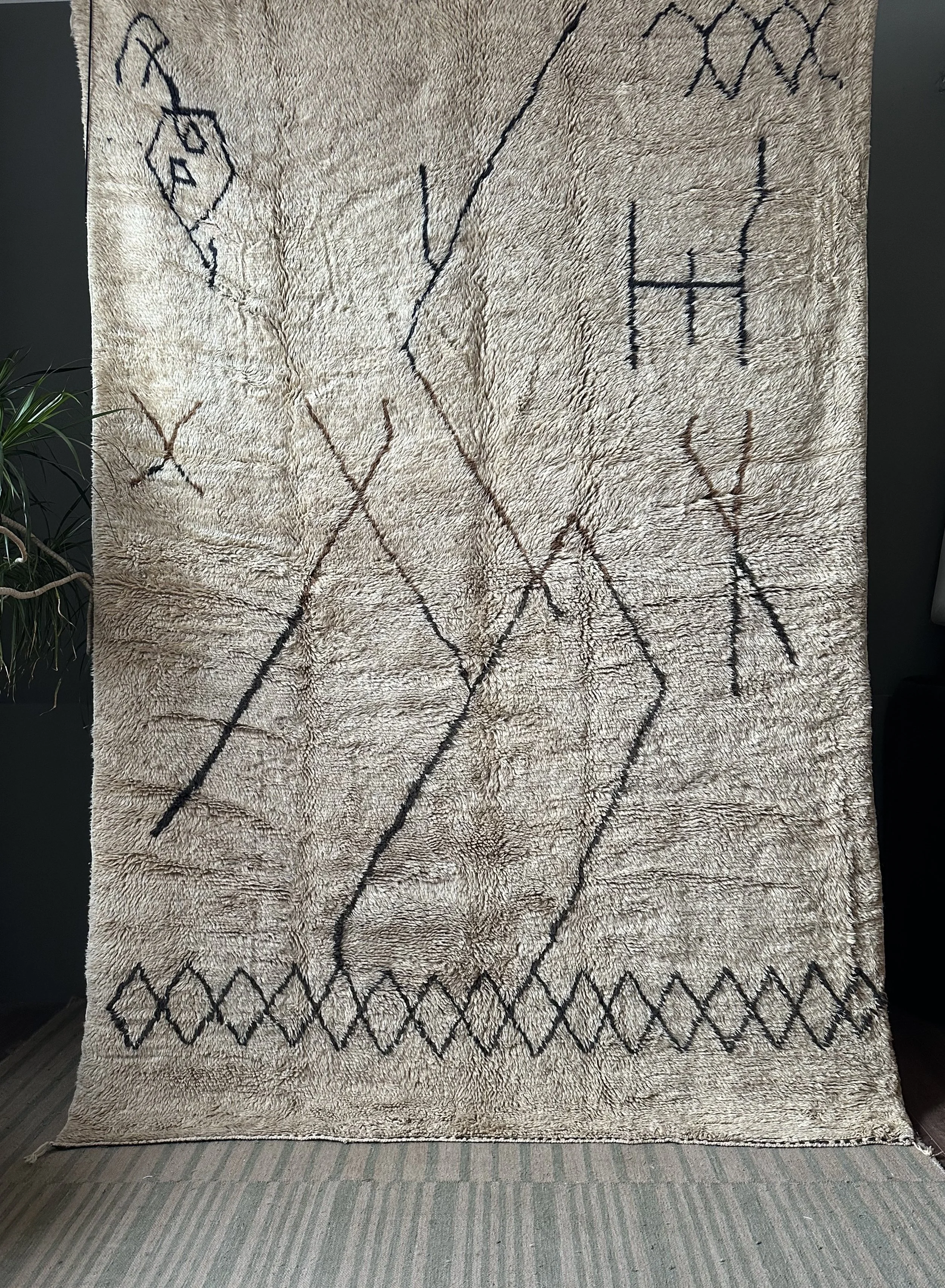 Designer Label Beni Mrirt 100% wool Hand Knotted (RRP: £1,495.00)