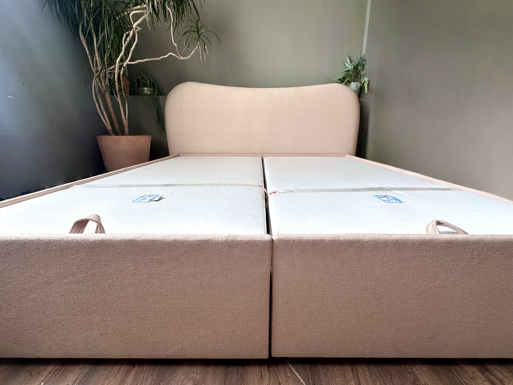 Loaf Bottoms Up Bed Superking RRP £3,440.00