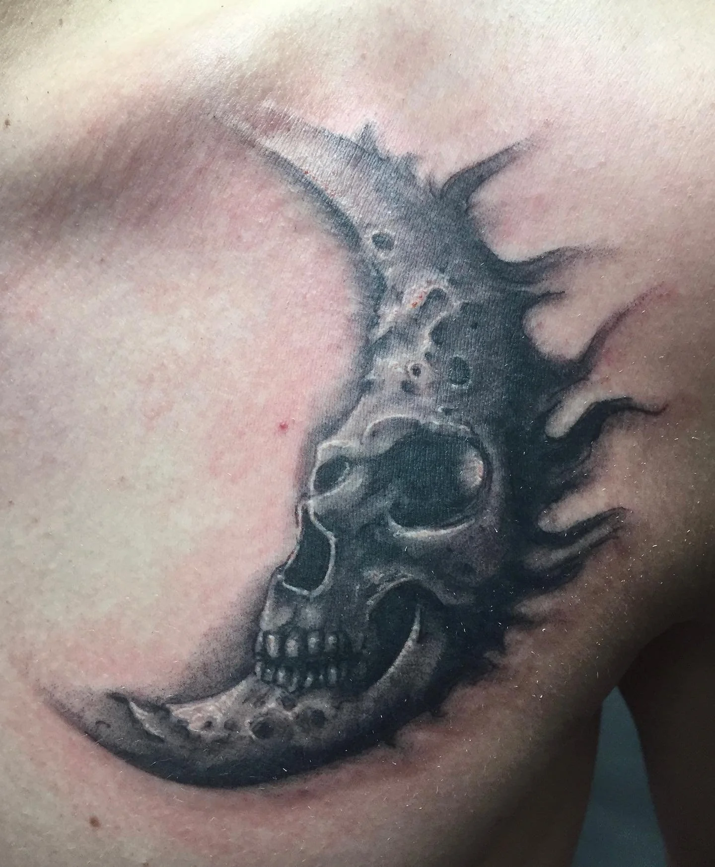 Skull moon that was super fun to do !!! 

#skulltattoo #blackandgreytattoo #moontattoos #mntattooartist #mntattooers #duluthtattooartist #duluthtattooshop