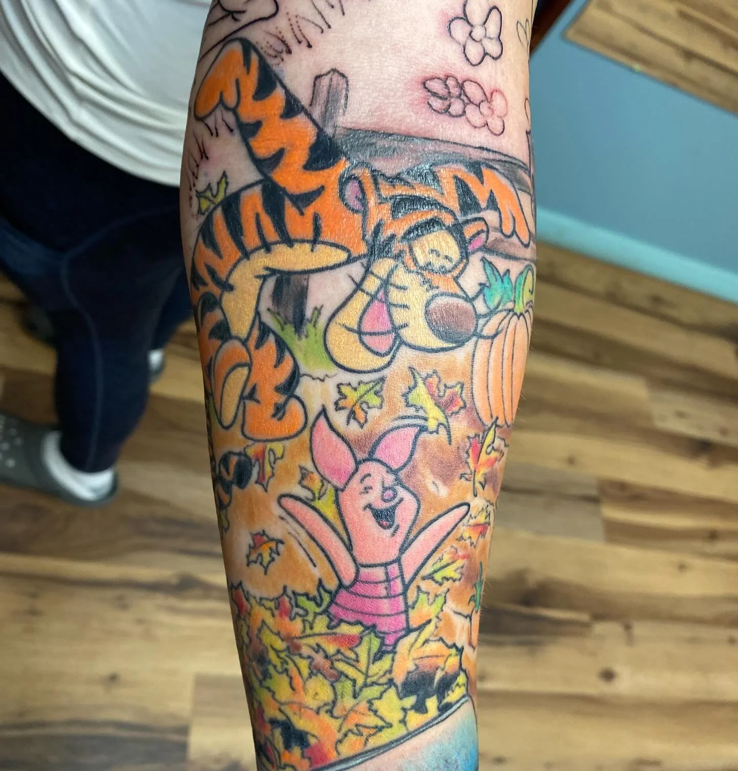 Happy first week of all everybody!!!! Take some time to jump in the leaves!! 

#mntattooshop #mntattooartist #duluthmn #duluthtattooartist #fallcolors #funtattoos #falltattoos #tiggertattoo #piglettattoo #disneytattoo #colortattoos