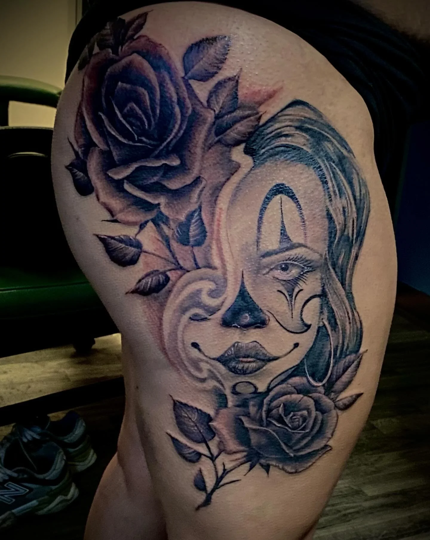 Last tattoo of 2025 was buttoning up this coverup.  Thanks for all the fun in the last year.  Appreciate all of you support.

#duluthtattooartist #duluthmn #blackandgraytattoos #rosetattoos #cholostyle #portraittattoo