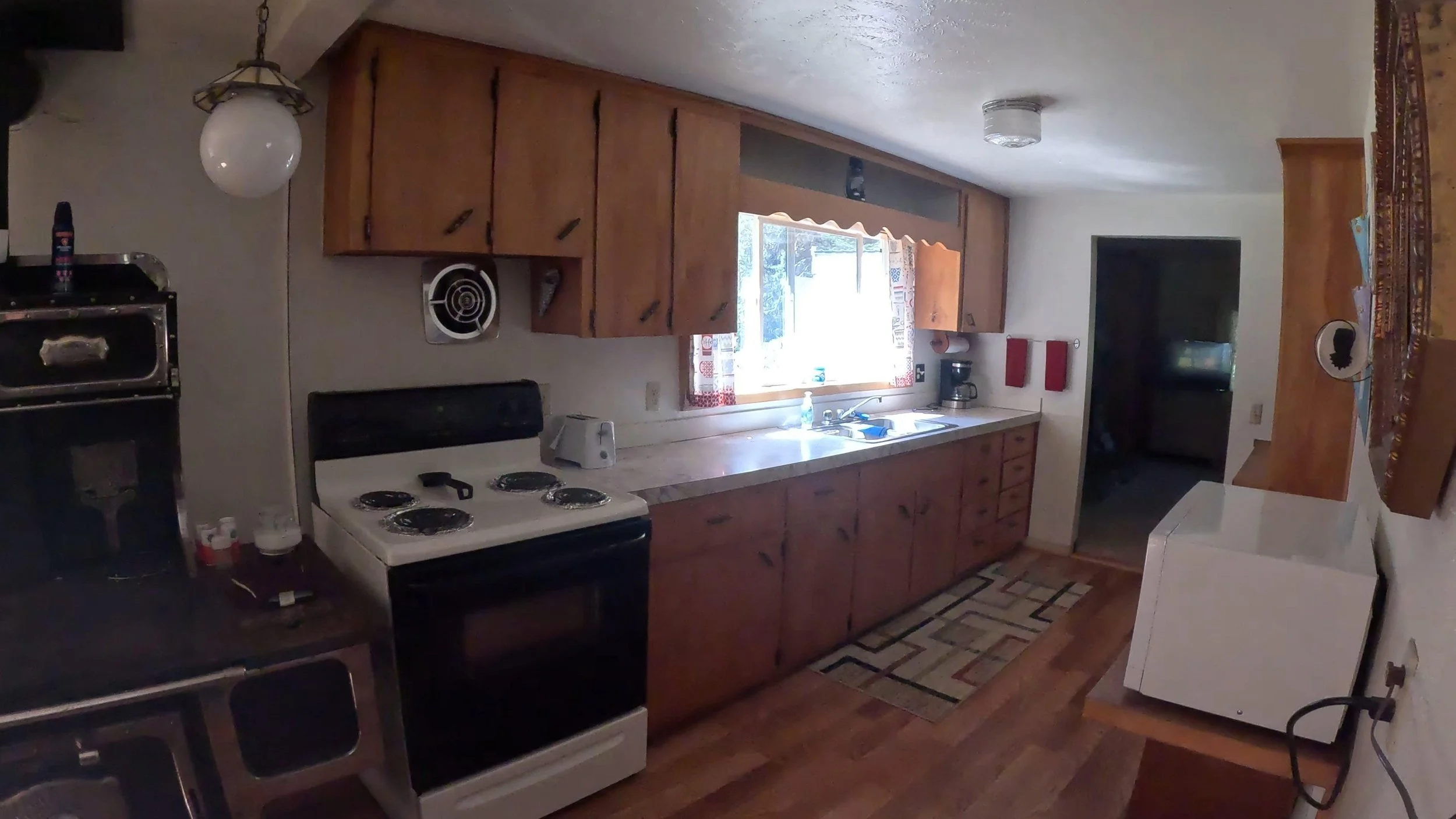 The charming country kitchen at Freedom River Adventures Blue Cabin in Elk City, Idaho 