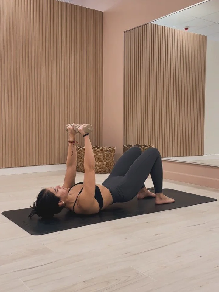 Every move layered to challenge stability, control, and full body power 🥵 20min challenge! 

Today&rsquo;s sequence: 
&bull; Weighted bridges 
&bull; Single-leg bridges with a pointed toe
&bull; Bridge + long-leg extension with opposite arm reach
&b