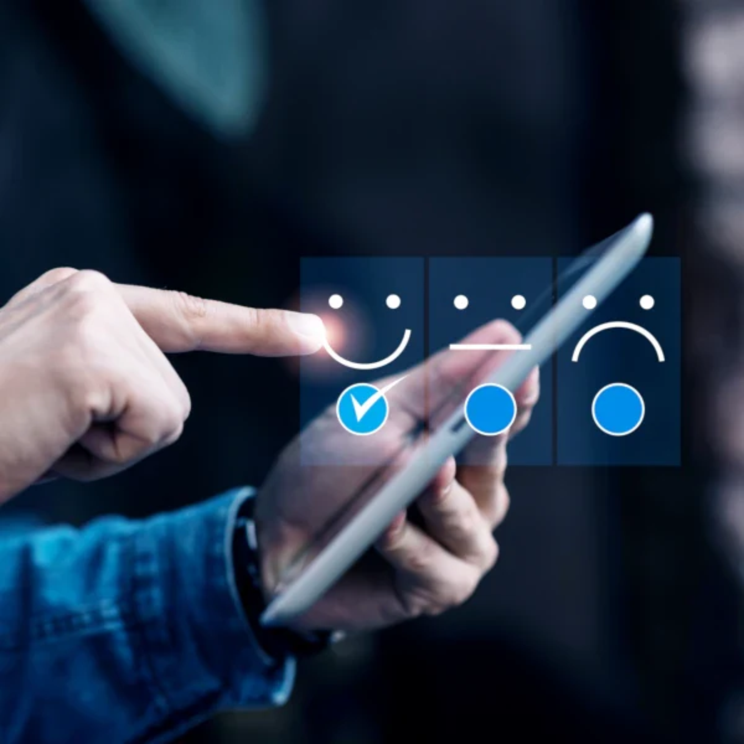 Persona seleccionando una cara sonriente en una interfaz digital en un teléfono móvil.