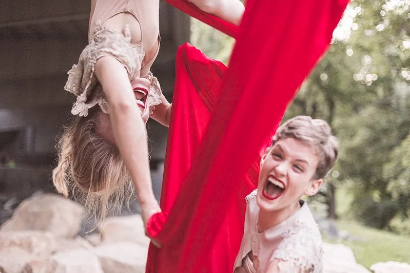 Unikátní vzdušný tanec cyklické ženy