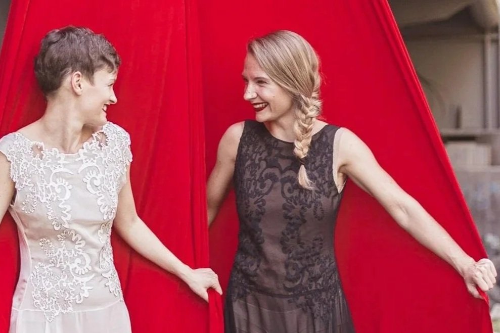 Cyklická žena vzhůru nohama