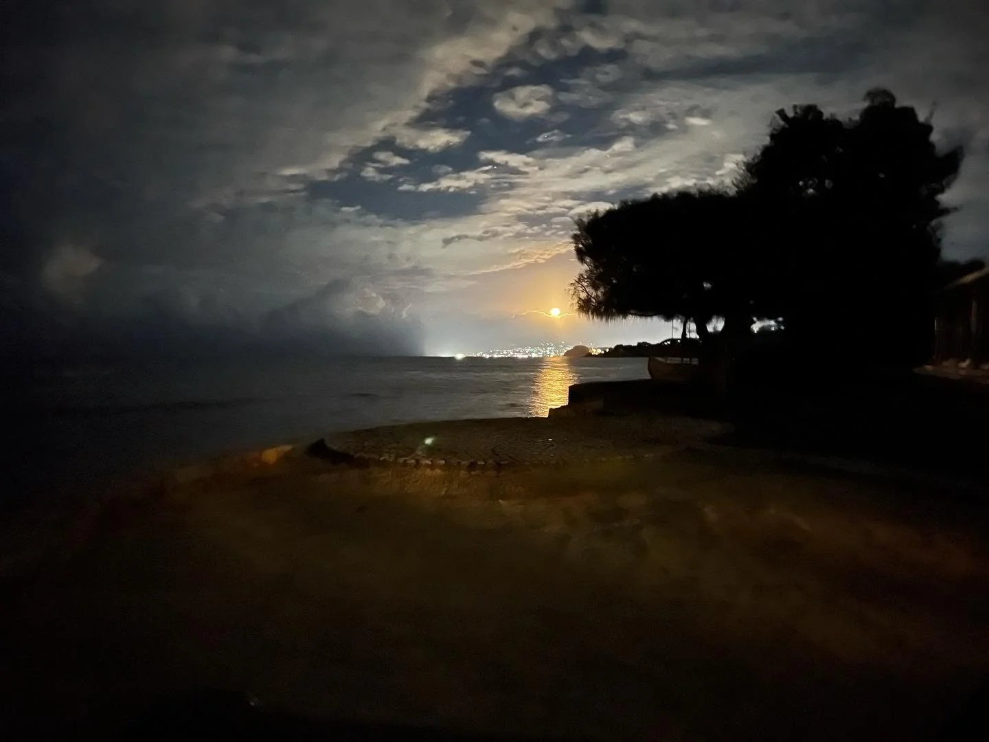 Christmas Eve moon over #montegobay @phoenixjamaica #happychristmas #phoenixjamaica #tryallclub #jamaica #jamaicanvillas