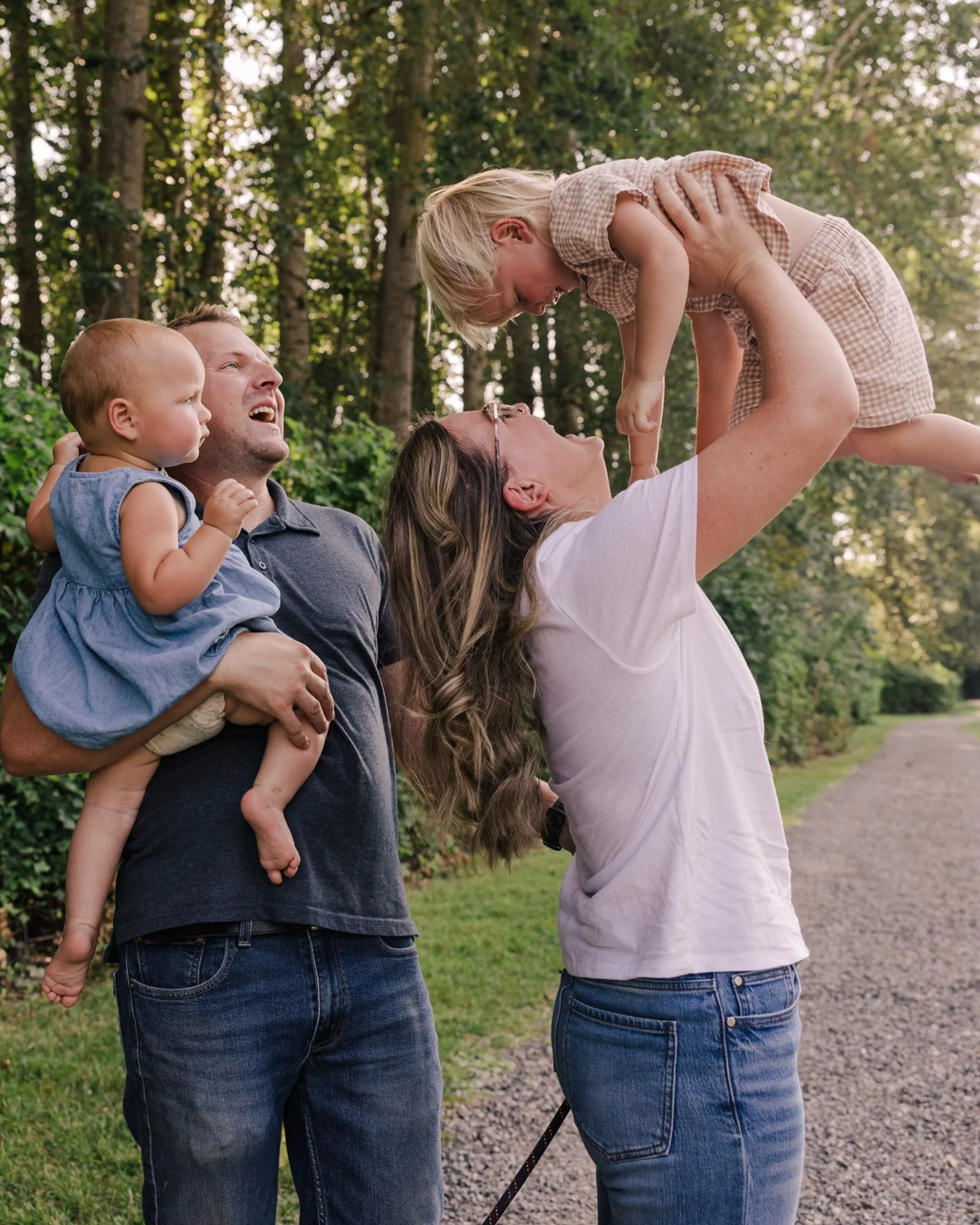 The happiest family photos at Hovander with the Waltons! I&rsquo;m so glad we were able to take these while visiting in Washington. I&rsquo;m loving incorporating more activity into sessions - walking through a park, smelling flowers, visiting animal