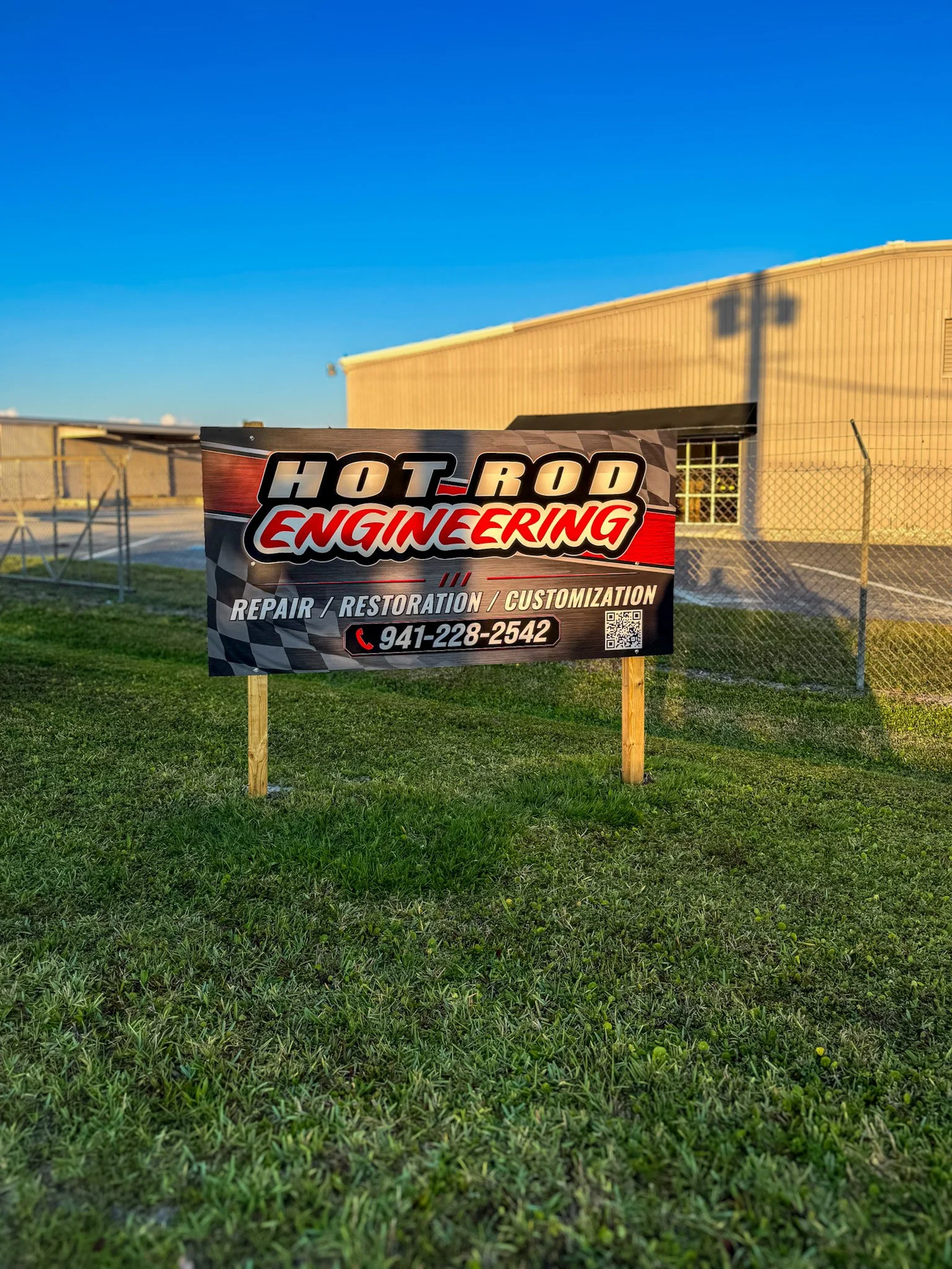 Yup&hellip; we make these too. 😎
Custom temporary 4&rsquo;x8&rsquo; signs designed, built, and ready to get your business noticed &mdash; like this one we made for Hot Rod Engineering.
Big enough to turn heads. Clean enough to look legit. Local enou