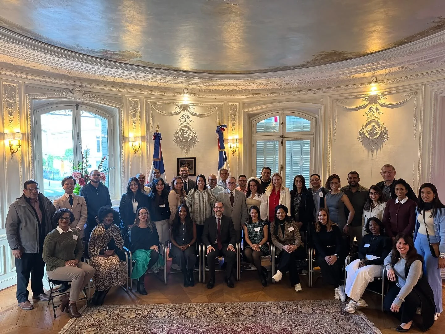 📌 L&rsquo;ambassade de la R&eacute;publique dominicaine en France a eu l&rsquo;honneur d&rsquo;accueillir les fonctionnaires de diverses institutions publiques dominicaines qui participent au master en haute gestion publique dispens&eacute; par l&rs