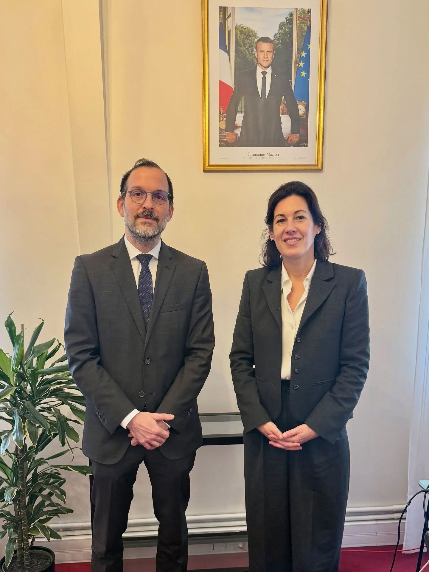 L&rsquo;ambassadeur David Puig et le conseiller &Aacute;ngel Gonz&aacute;lez ont tenu une r&eacute;union avec Julie Le Saos, conseill&egrave;re diplomatique &agrave; l&rsquo;&Eacute;lys&eacute;e, afin de pr&eacute;senter les avanc&eacute;es et les pr