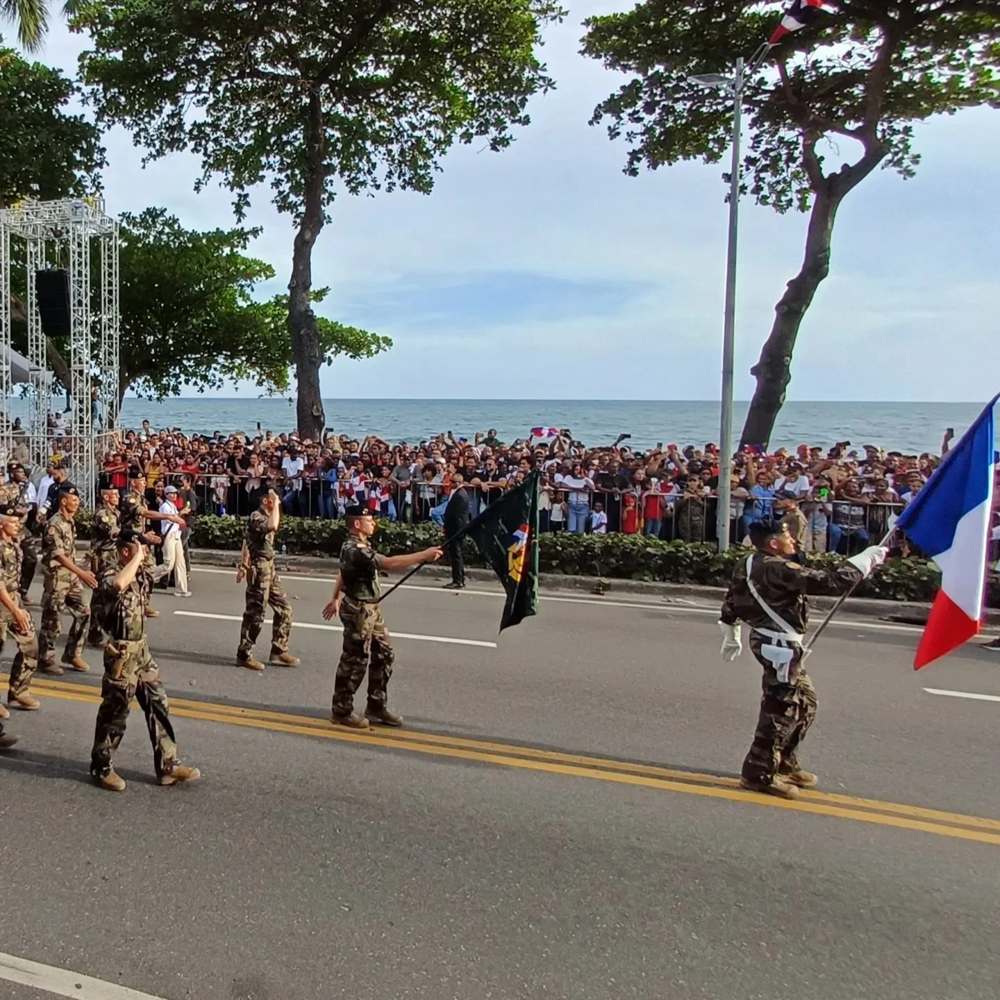 Get @reshare_app &bull; @soniabarbrydiplomate Fue un honor atender esta ma&ntilde;ana la rendici&oacute;n de cuentas en el Congreso y un orgullo ver esta tarde a nuestras tropas francesas 🇨🇵 desfilar en el malec&oacute;n junto a las fuerzas armadas