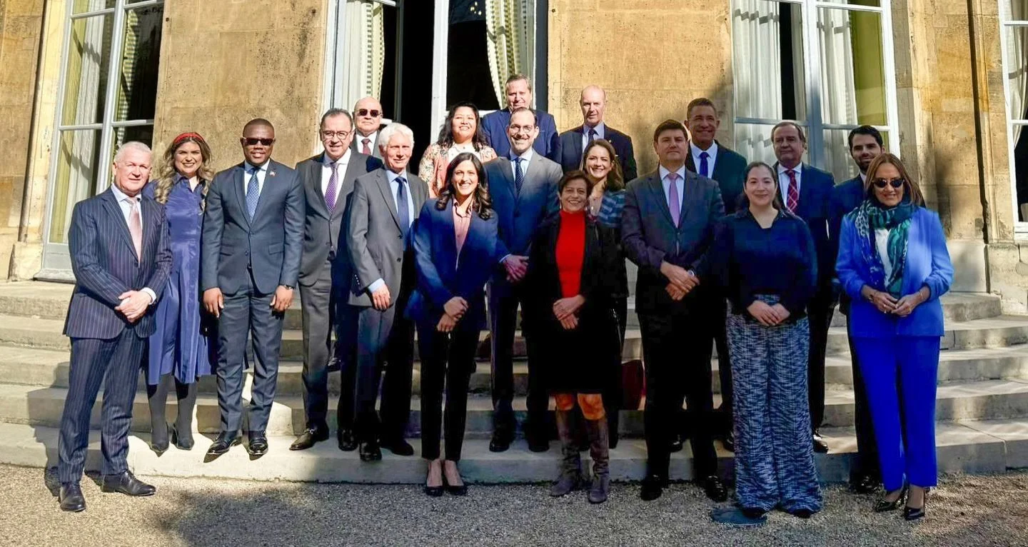 Dans le cadre de la pr&eacute;sidence rotative de R&eacute;publique dominicaine du Groupe des Ambassadeurs Latinoam&eacute;ricains en France, l&rsquo;Ambassadeur David Puig a organis&eacute; la participation au repas mensuel du groupe de Mme. El&eacu