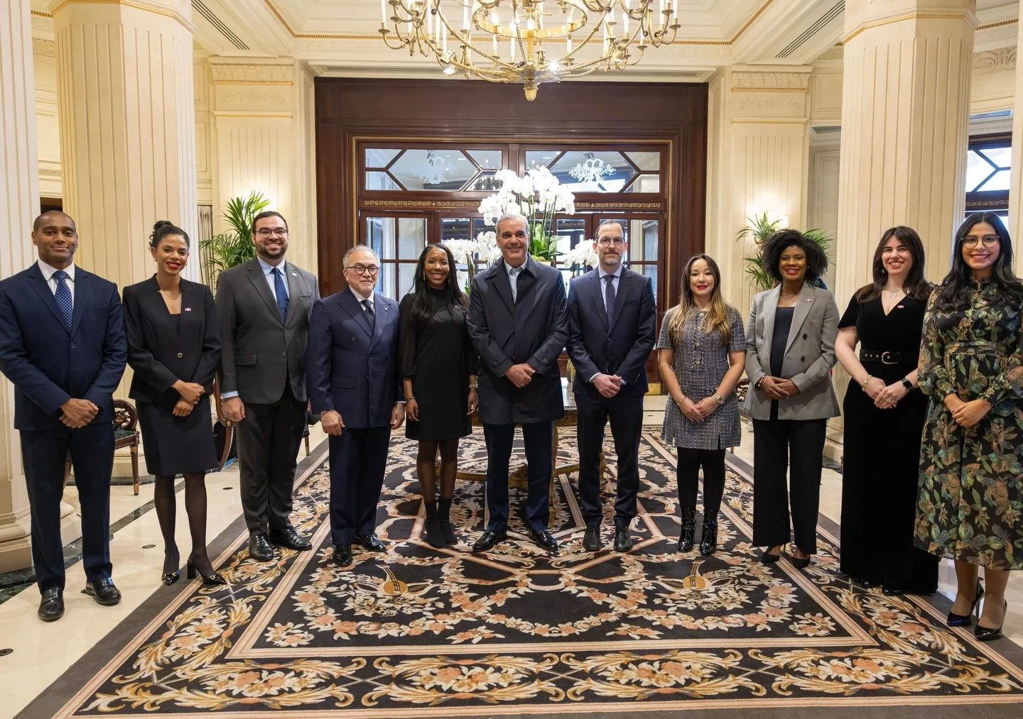 L&rsquo;&eacute;quipe de l&rsquo;ambassade de la R&eacute;publique dominicaine en France, aux c&ocirc;t&eacute;s du pr&eacute;sident Luis Abinader et du ministre des Affaires &eacute;trang&egrave;res Roberto &Aacute;lvarez, &agrave; l&rsquo;issue d&r