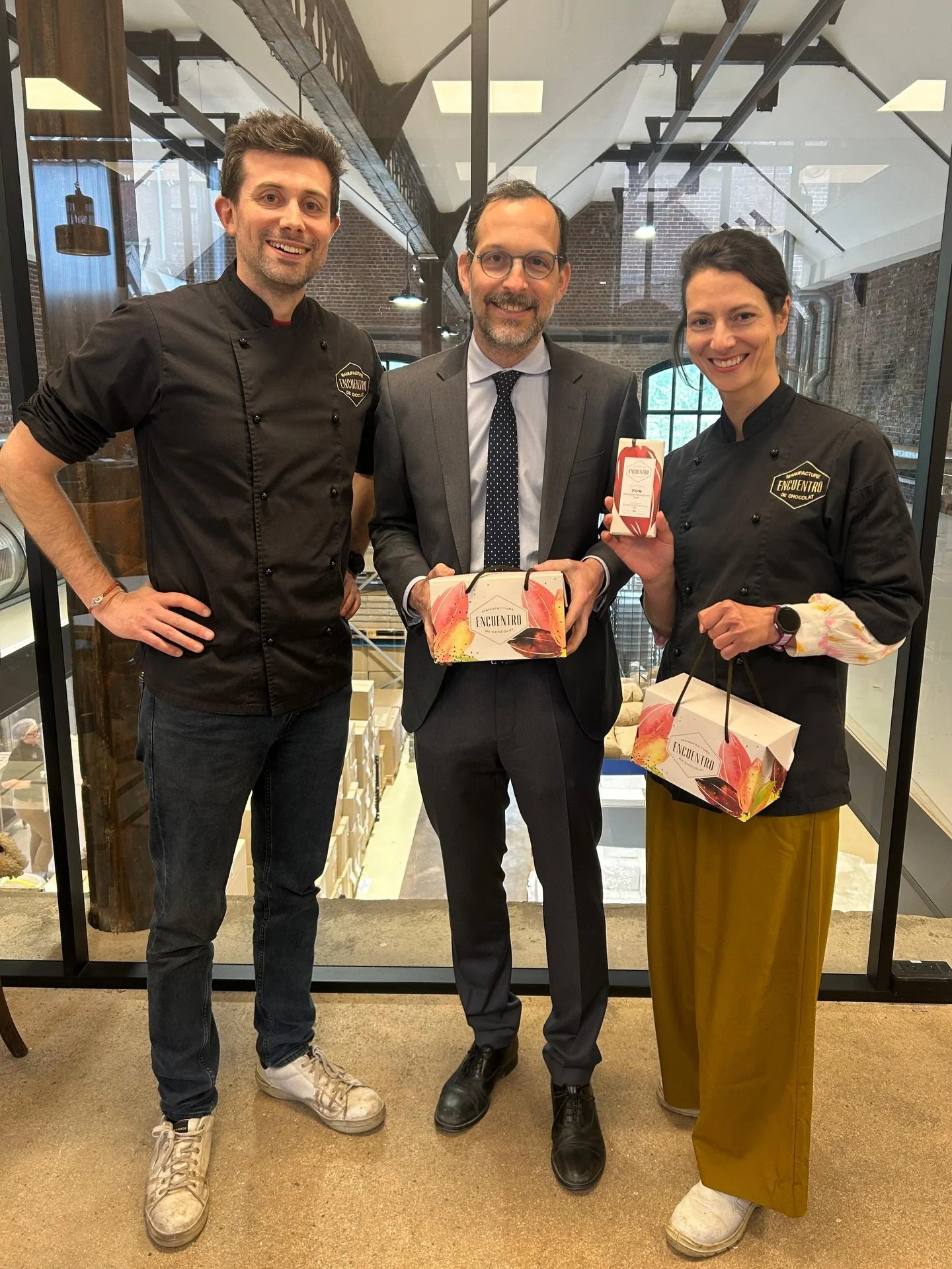 L&rsquo;Ambassadeur David Puig a visit&eacute; aujourd&rsquo;hui la boutique-manufacture de &laquo; Encuentro &raquo; &agrave; Saint-Andr&eacute;-lez-Lille. Il a &eacute;t&eacute; re&ccedil;u par les co-fondateurs, Candice et Antoine, avec qui il a &