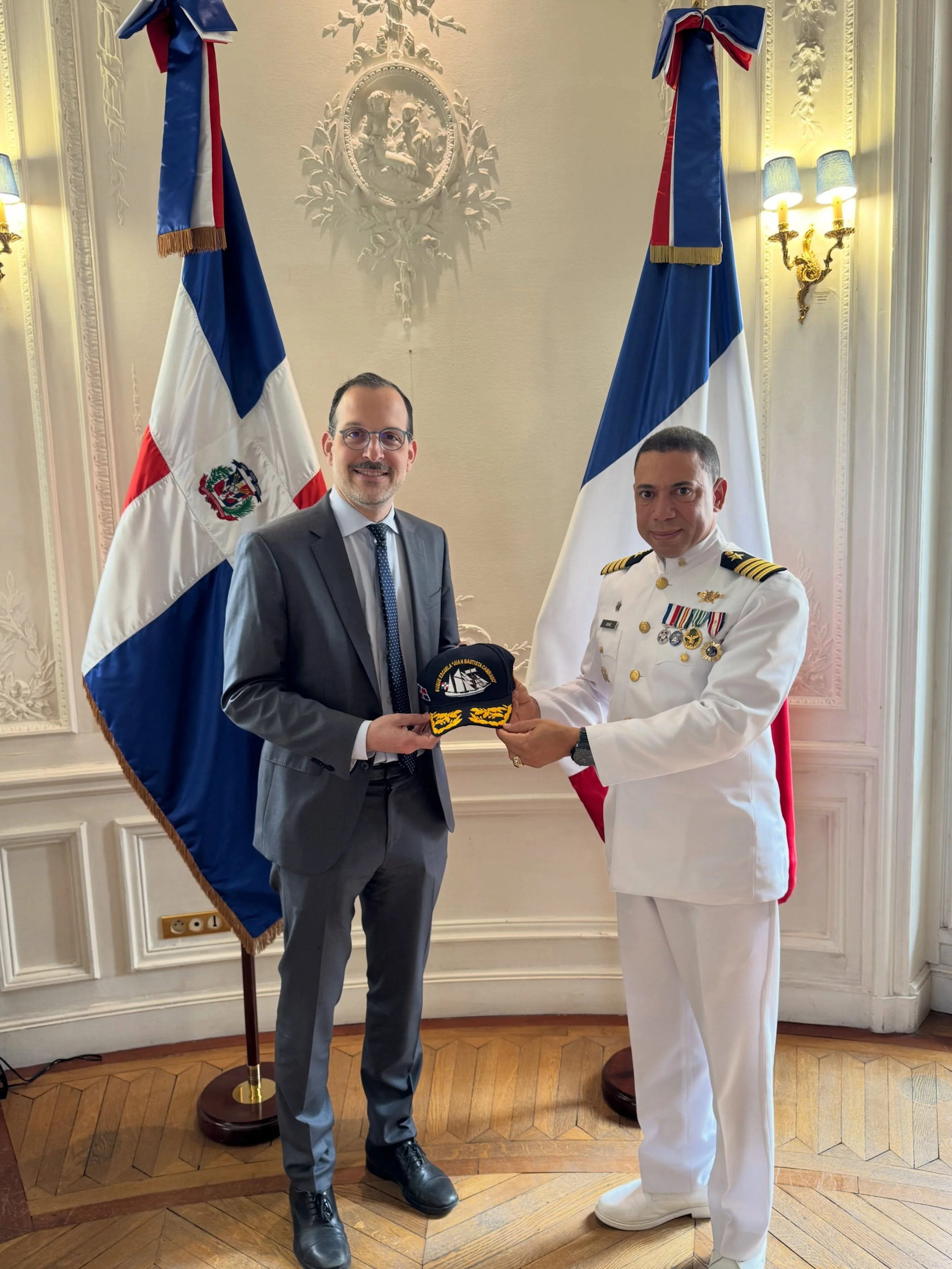 L&rsquo;ambassade de la R&eacute;publique dominicaine en France a l&rsquo;honneur d&rsquo;accueillir tr&egrave;s chaleureusement le nouvel attach&eacute; de d&eacute;fense, charg&eacute; des affaires militaires, navales, a&eacute;riennes et polici&eg