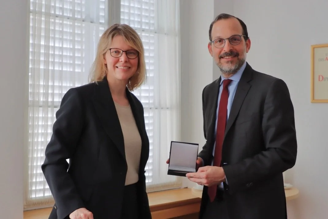 L&rsquo;ambassadeur de la R&eacute;publique dominicaine en France, David Puig, a tenu une r&eacute;union de travail avec Mme Annette Koo, directrice du Bureau international des poids et mesures (BIPM), au si&egrave;ge de cet organisme international, 