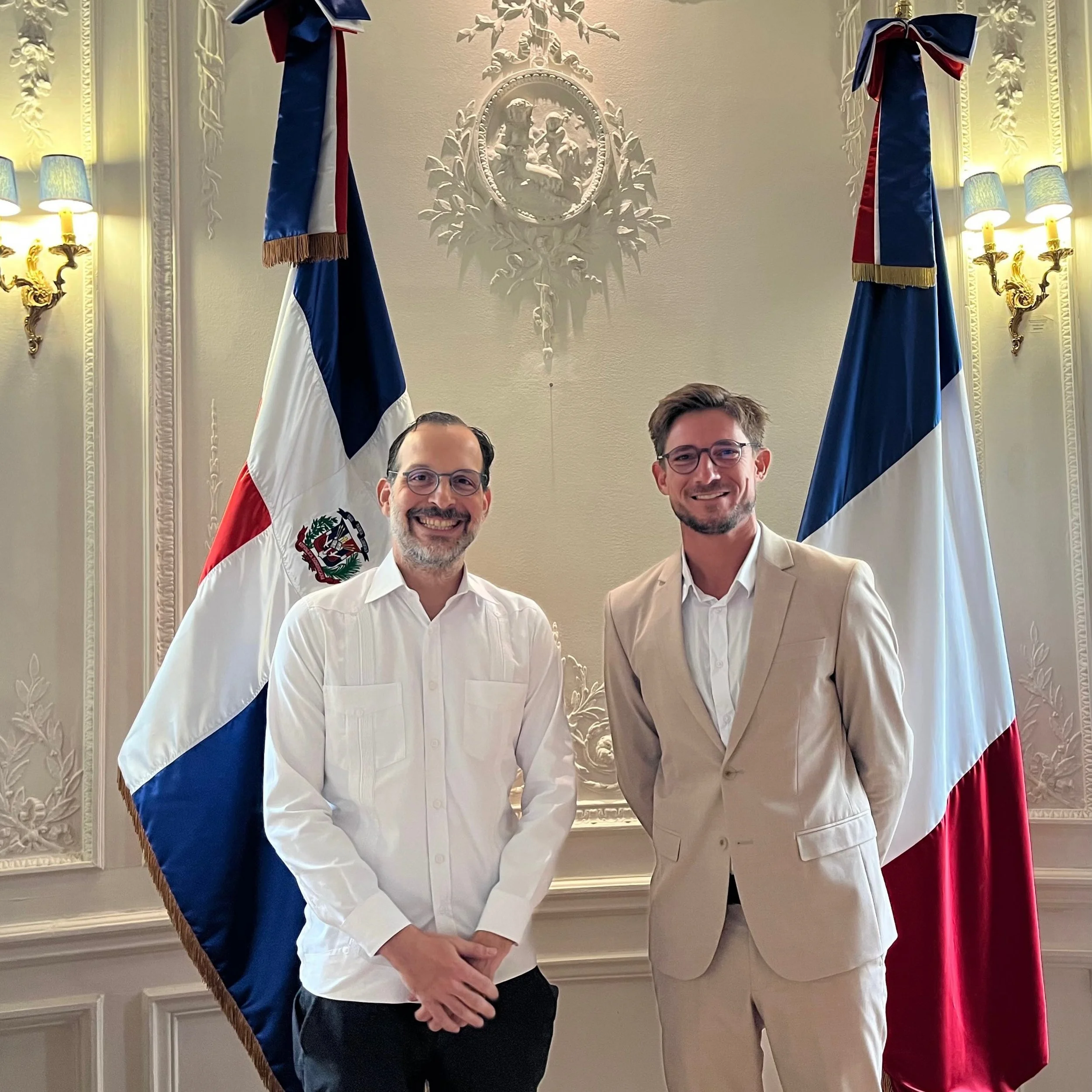 Son Excellence M. David Puig, Ambassadeur de la R&eacute;publique dominicaine en France, a re&ccedil;u en visite de courtoisie M. L&eacute;o Gaborit, Directeur de l&rsquo;Agence fran&ccedil;aise de d&eacute;veloppement (AFD), avant son d&eacute;part 