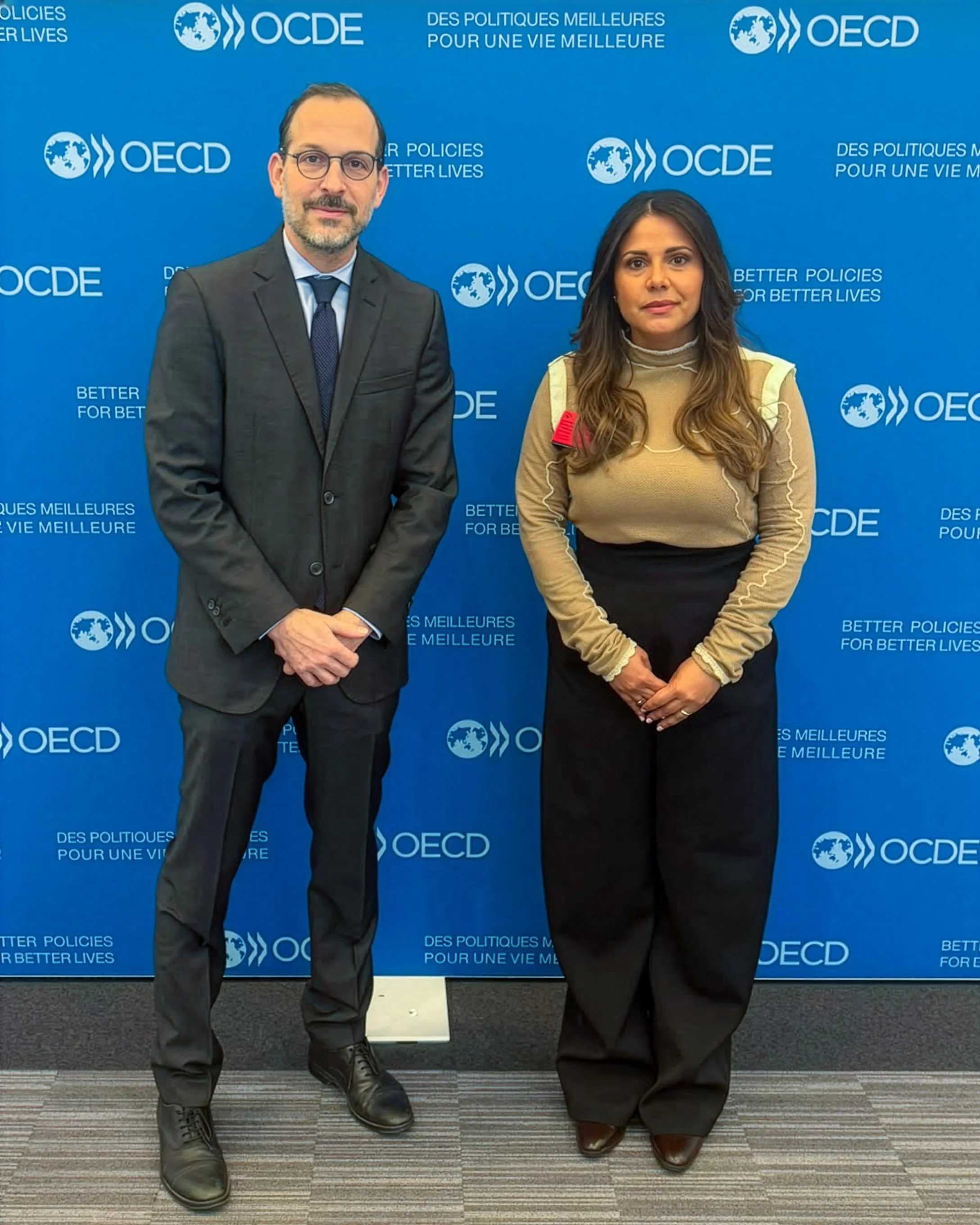 El embajador David Puig sostuvo un encuentro con la Sra. Eileen Guzm&aacute;n Coste, directora general de la Unidad de Analisis Financiero (UAF) y coordinadora nacional del Sistema Antilavado de Activos, quien particip&oacute; en la OCDE en la Reuni&