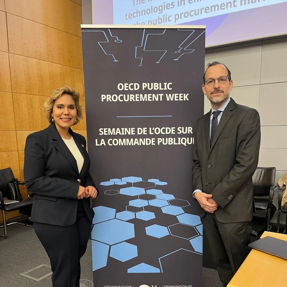 El embajador David Puig acompa&ntilde;&oacute; a la presidenta de ProCompetencia Mar&iacute;a Elena V&aacute;squez Taveras, quien particip&oacute; como oradora en el panel &ldquo;Rompiendo las barreras&rdquo; Garantizando el acceso a los mercados de 