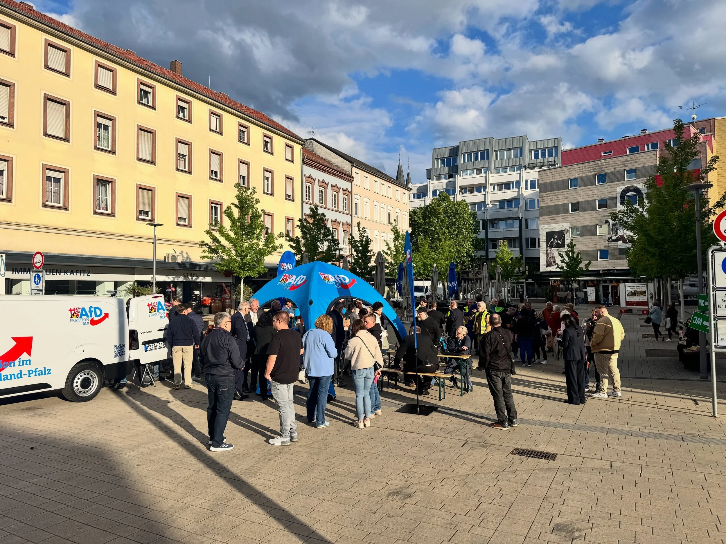 &Uuml;ber 100 B&uuml;rger auf dem Schillerplatz in Kaiserslautern. Die @afd.fraktionlandtagrlp ist vor Ort. So geht b&uuml;rgernah! Top!