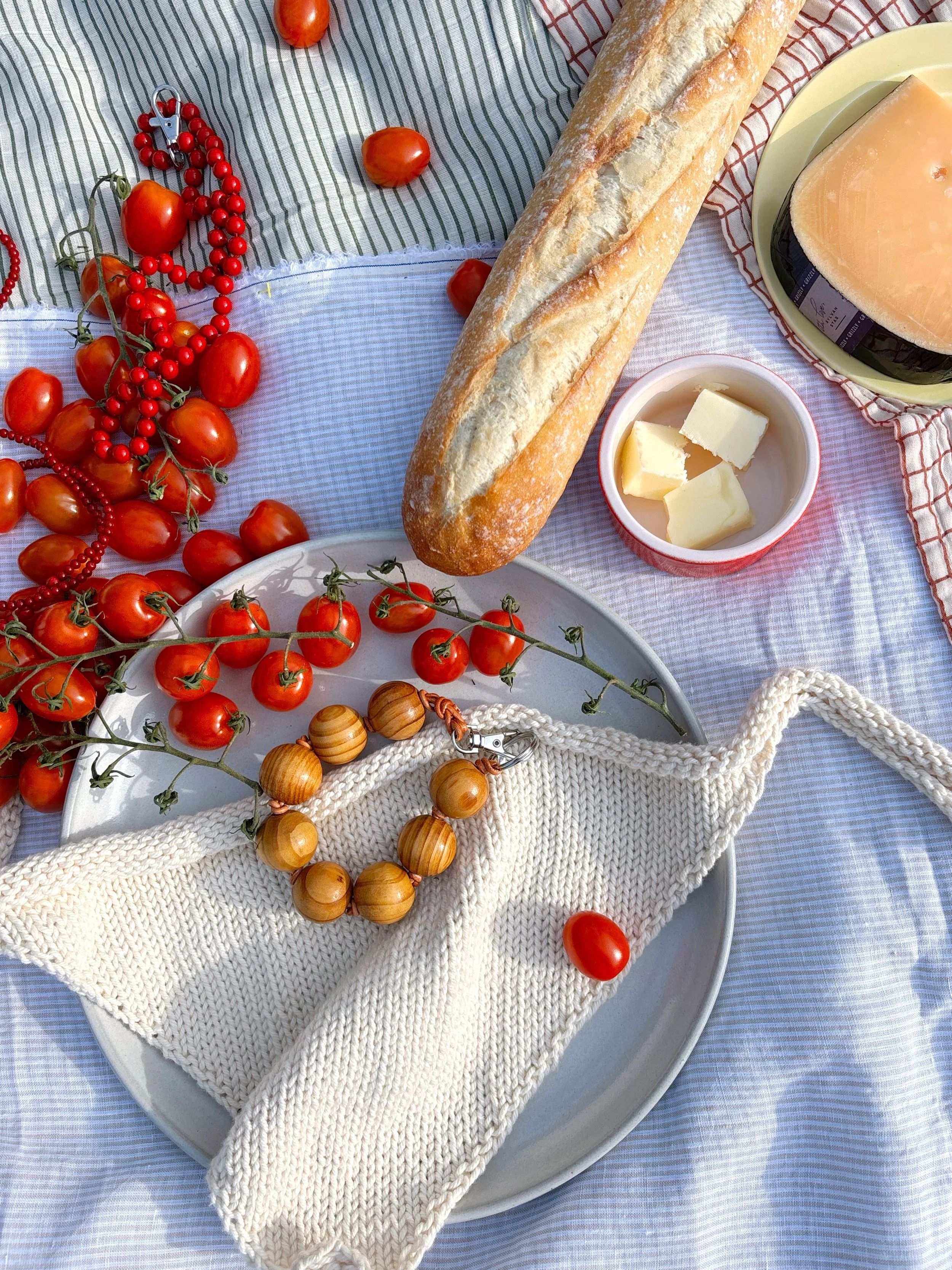 Scarf lunch anyone? 

Ficelle Scarf knitting pattern available on Ravelry or at the link in bio. Bonus, you can make one with stash yarn in the time it takes to enjoy a lovely picnic on a summers day. 

Beads @meliamcdermottstudio 
Photography @mancu