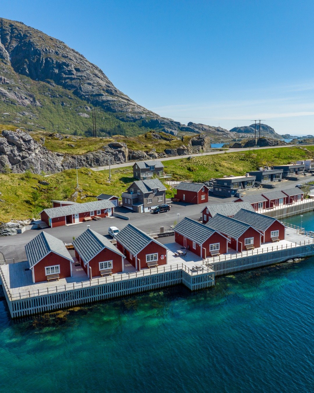Find your base between the mountains and the sea🌊✨

At Arctic Resort Lofoten you stay in modern rorbuer, right on the shoreline, with dark nights perfect for following the northern lights! 

You&rsquo;re close to Reine, close to Svolv&aelig;r, and e