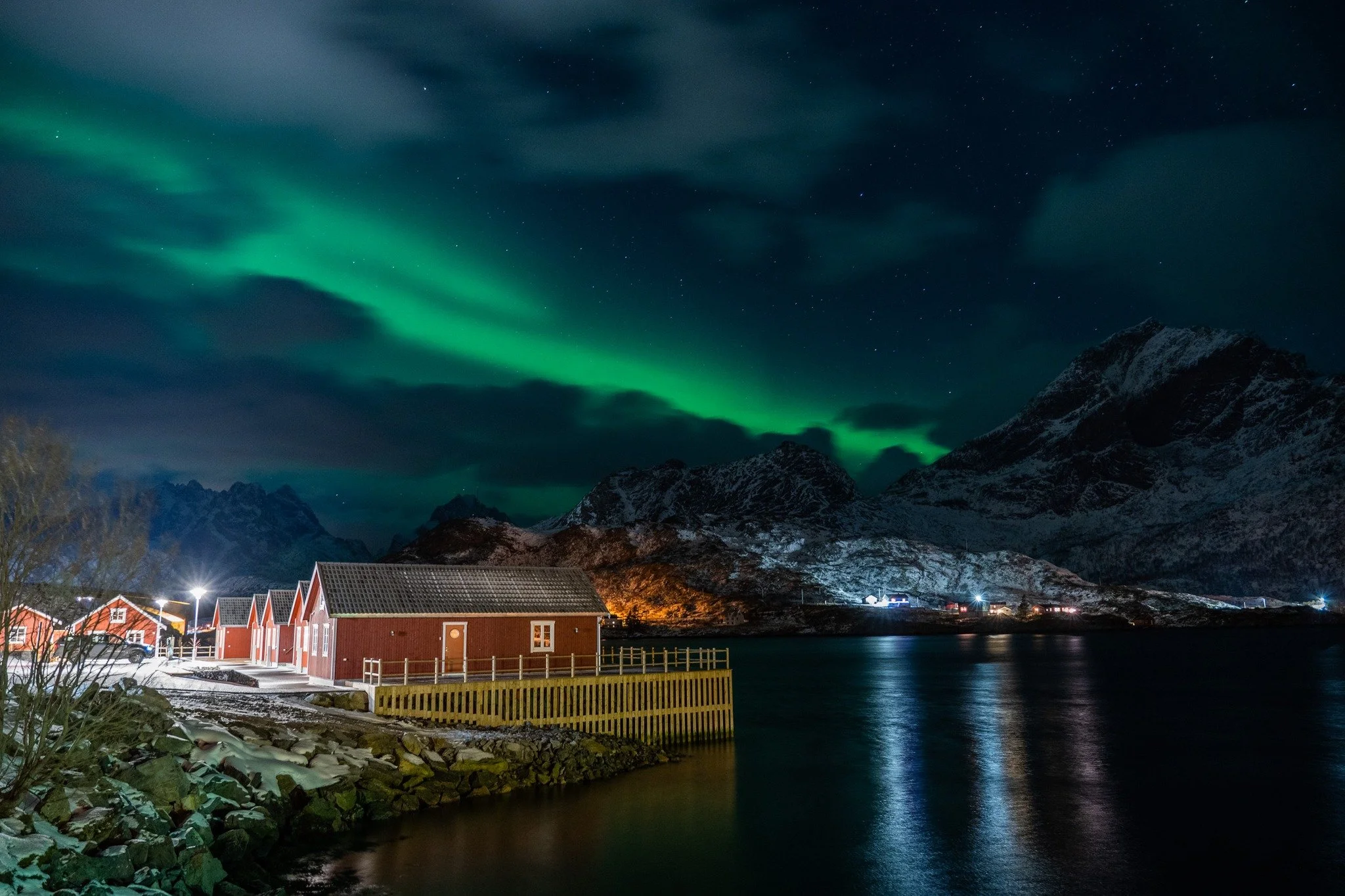 Stay closer to the light ✨
Our modern rorbu cabins sit right by the sea - the ideal base for chasing the northern lights and exploring Lofoten🏔️

#lofoten  #northernlights #arcticresort #arcticresortlofoten
