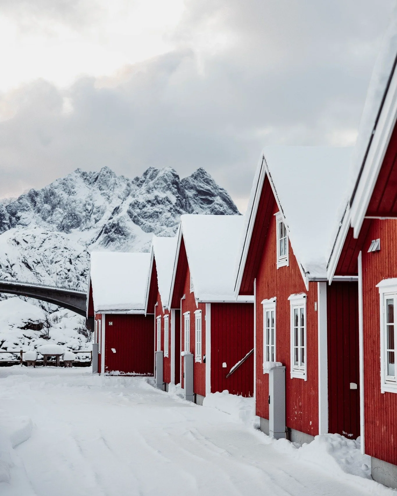 Waking up by the sea, with mountains right outside your door - that&rsquo;s everyday life in a rorbu here🥰 

Some days are wild, some are quiet. Both are part of the stay.

Curious what it&rsquo;s like to stay with us?
Visit our website for more det