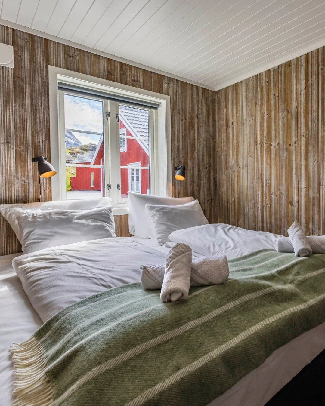 We don&rsquo;t believe you come to Lofoten to spend your days indoors☝🏻😌

You come for the mountains, the changing light, the sea and the freedom to explore!

Our role is simple: give you a quiet place to return to when the day is done✨

Arctic Res