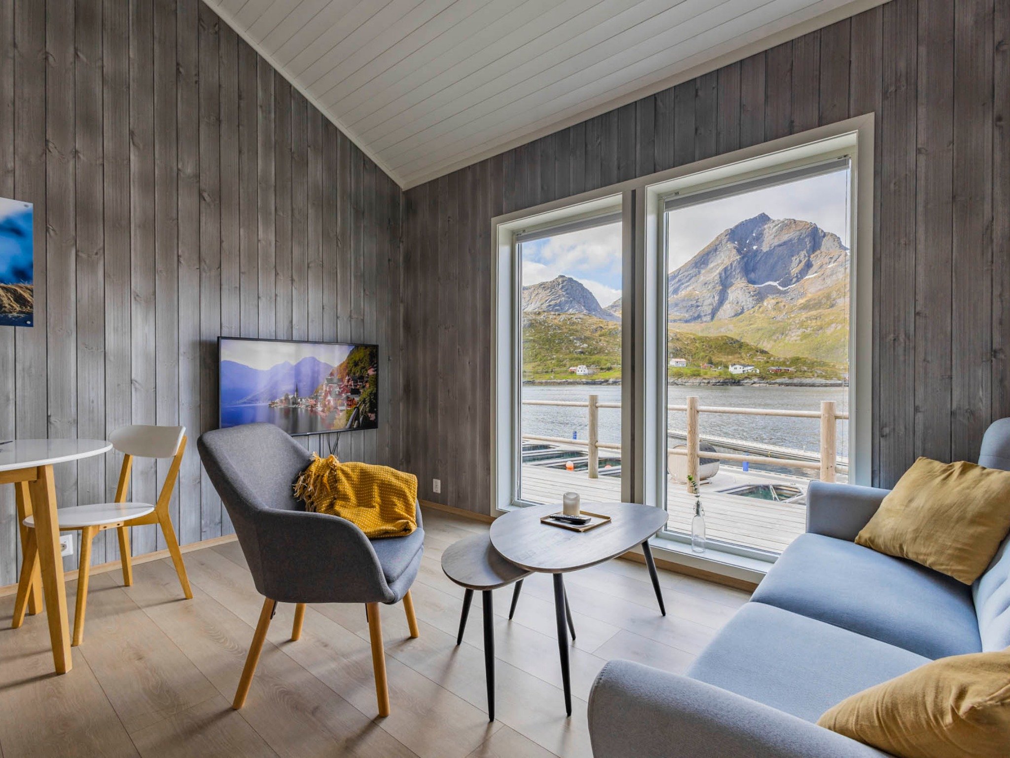 A modern rorbu designed for travellers who want comfort, space and easy access to everything Lofoten has to offer.

Spend the day exploring mountains, beaches and fishing villages. Return to your own kitchen, a comfortable living area and the sea jus