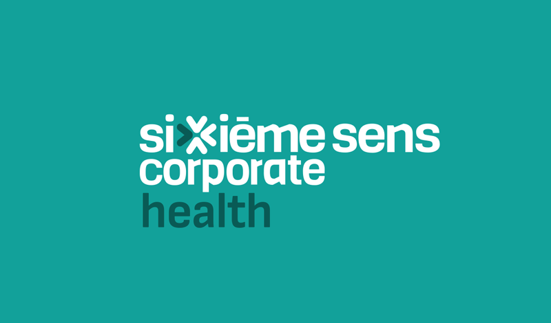 Logo avec le texte 'sixième sens corporate health' sur un fond teal.
