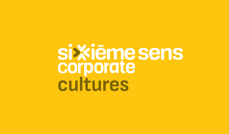Logo avec texte blanc et marron sur fond jaune, disant "sixième sens corporeal cultures".