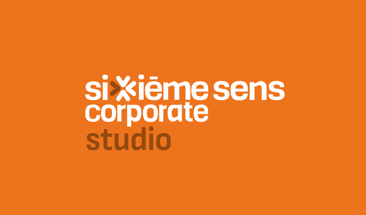Logo orange avec texte blanc et marron : "si xième sens corporate studio"