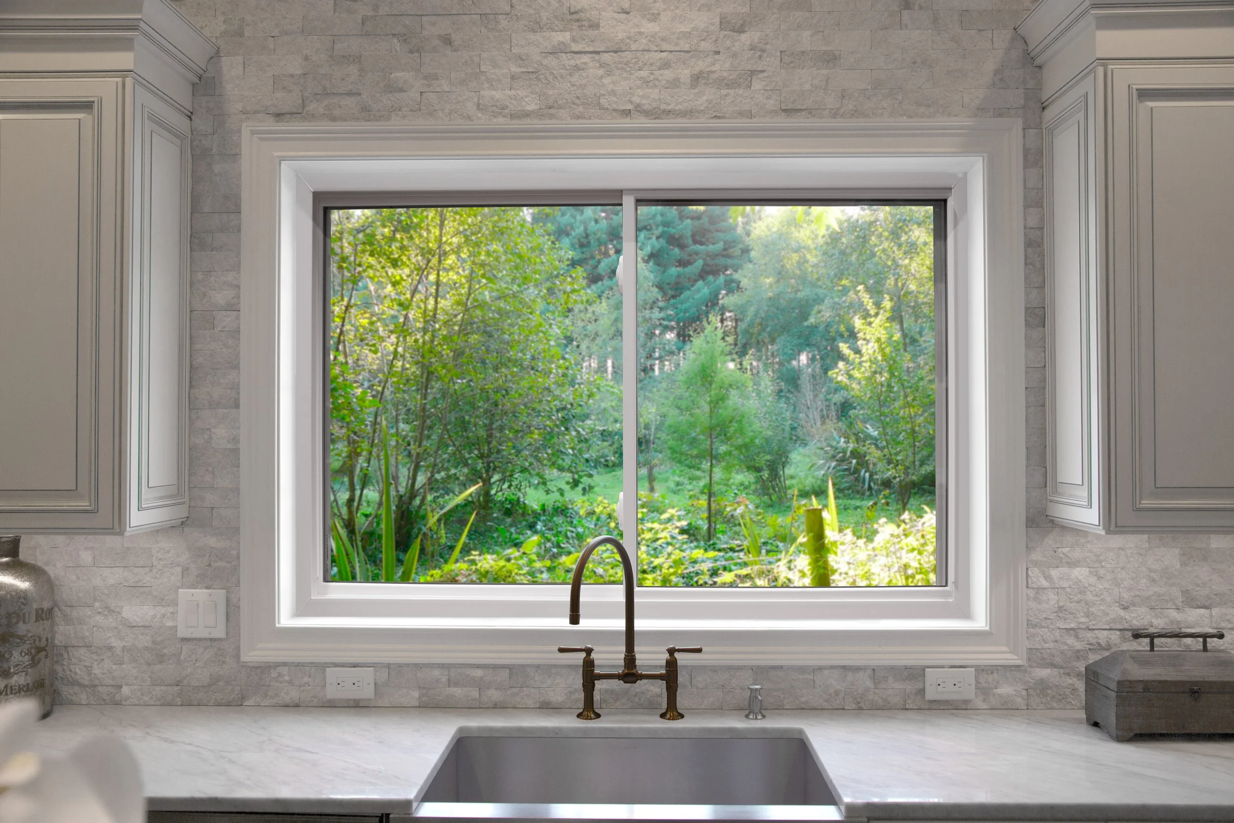 With two movable panes, double sliders provide the option for increased ventilation. Open either side of the window to enjoy fresh air and a wide view.