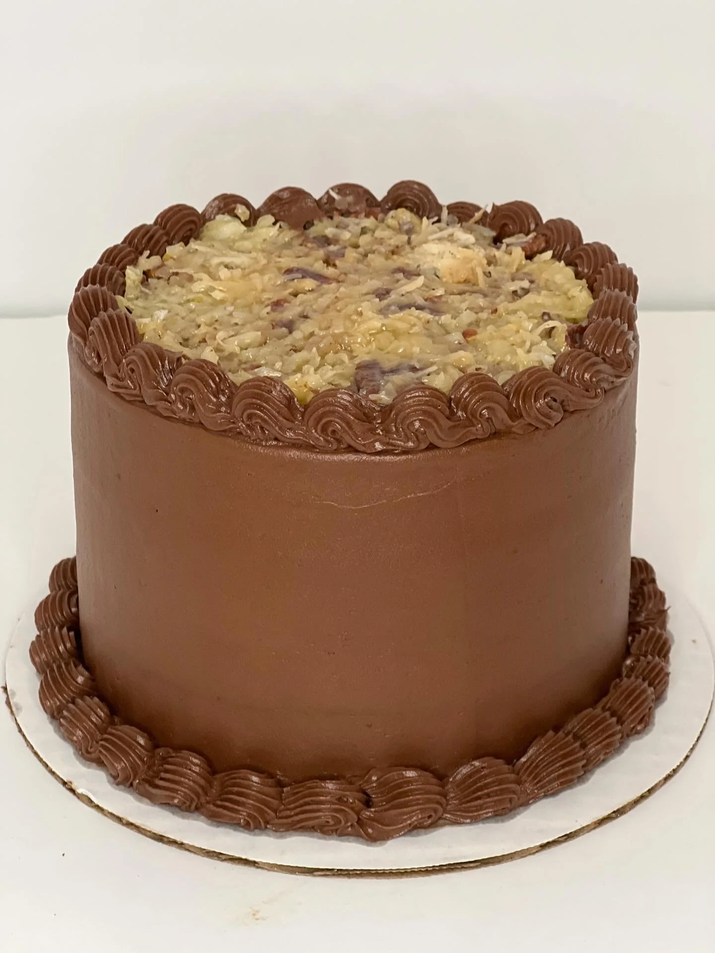 One of my Cake My Day specialties &mdash; the German Bliss 🍫✨
Rich chocolate layers filled and topped with homemade coconut-pecan goodness, all wrapped in smooth chocolate buttercream. Made completely from scratch and customizable with your favorite